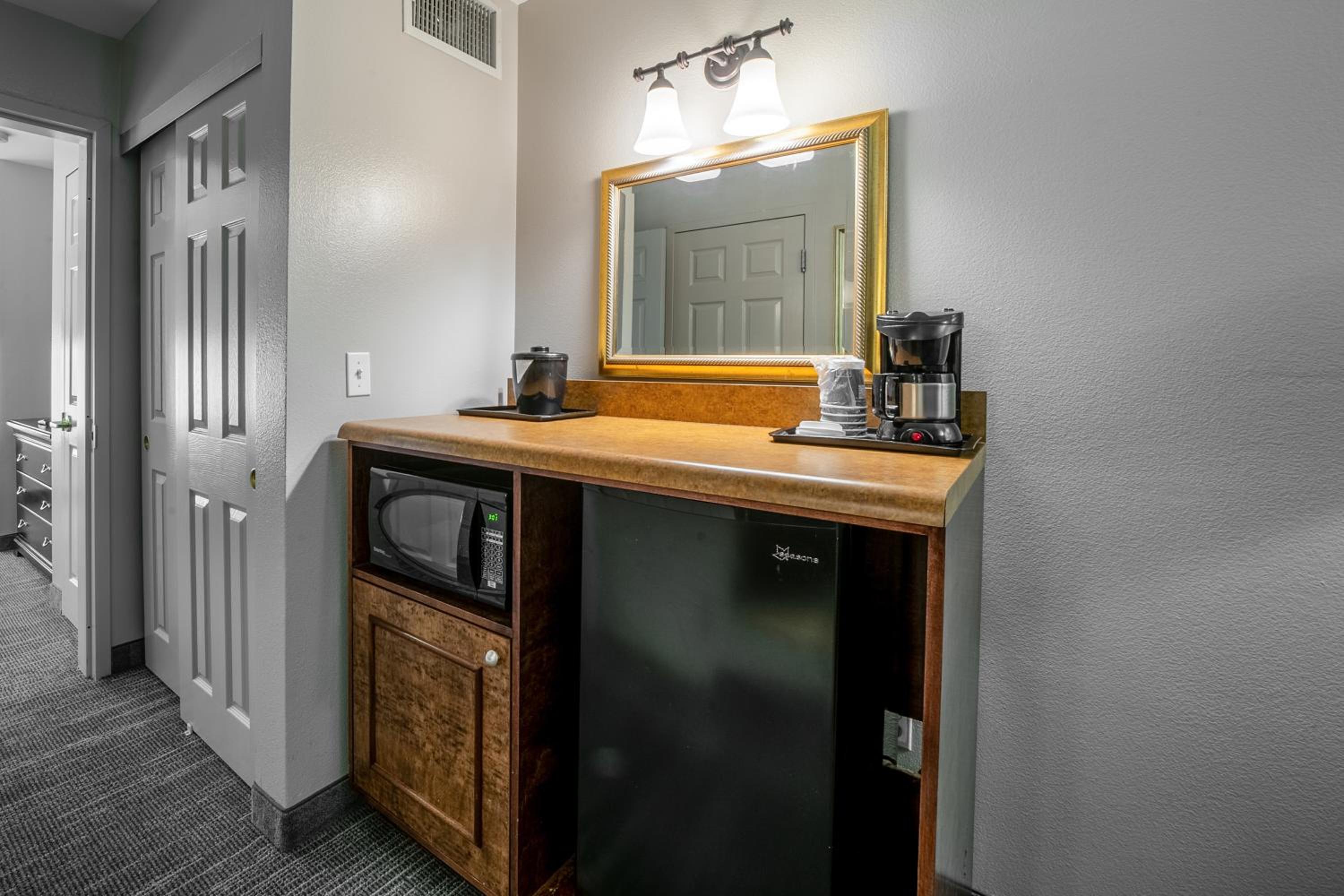 King One-Bedroom Suite - Photo 10