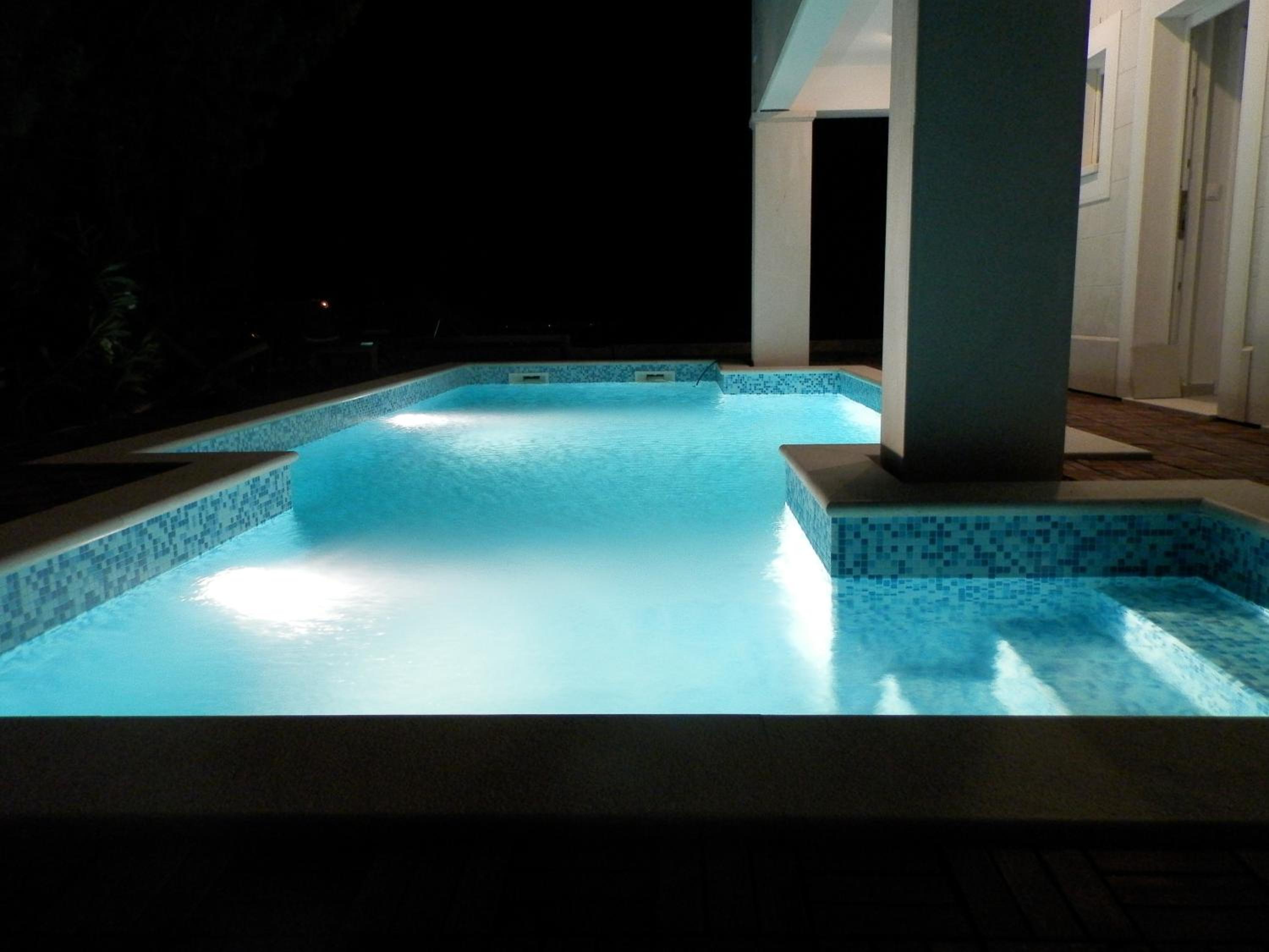 Three-Bedroom Apartment with Terrace and Sea View - Photo 12