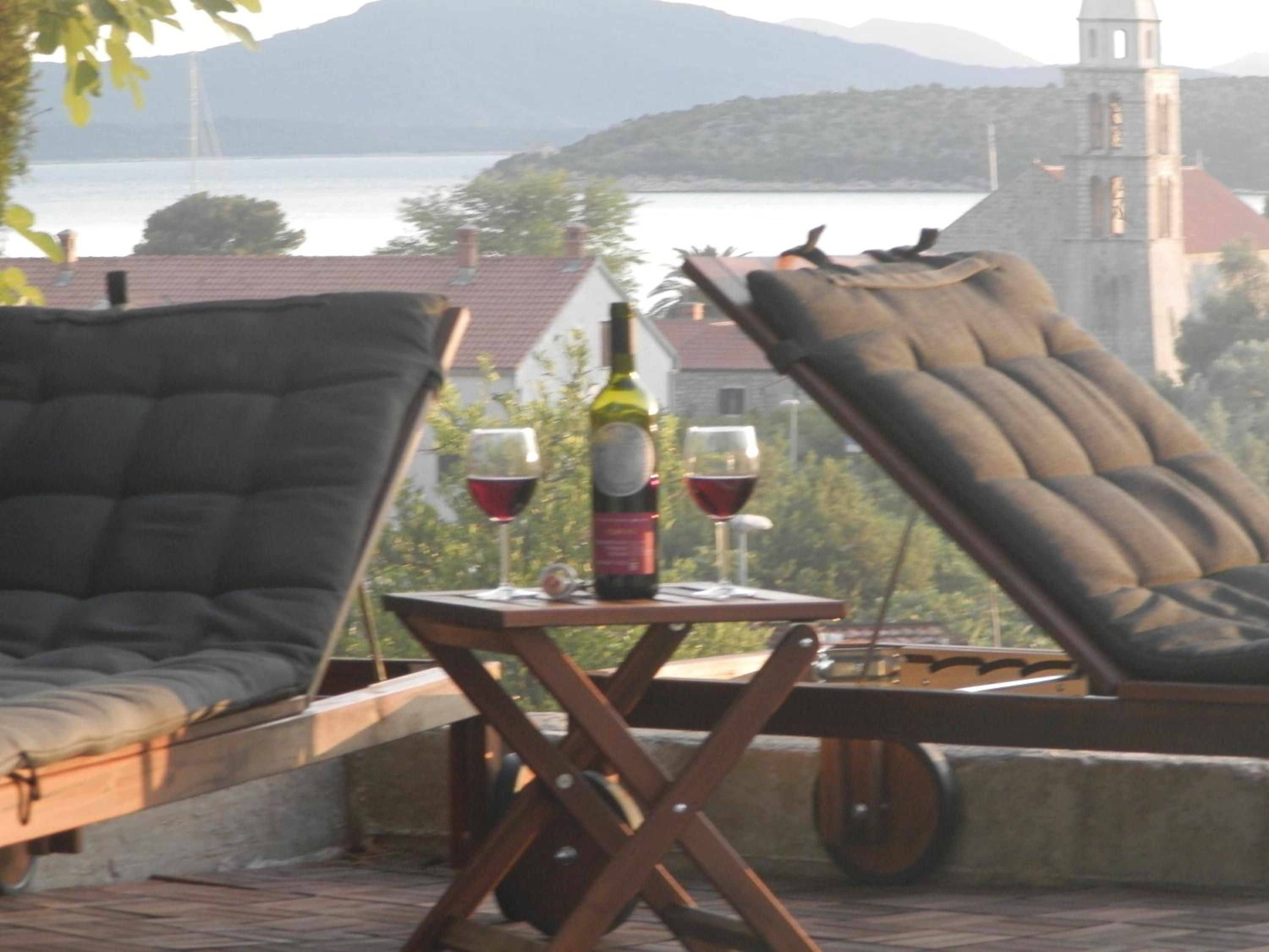 Three-Bedroom Apartment with Terrace and Sea View - Photo 6