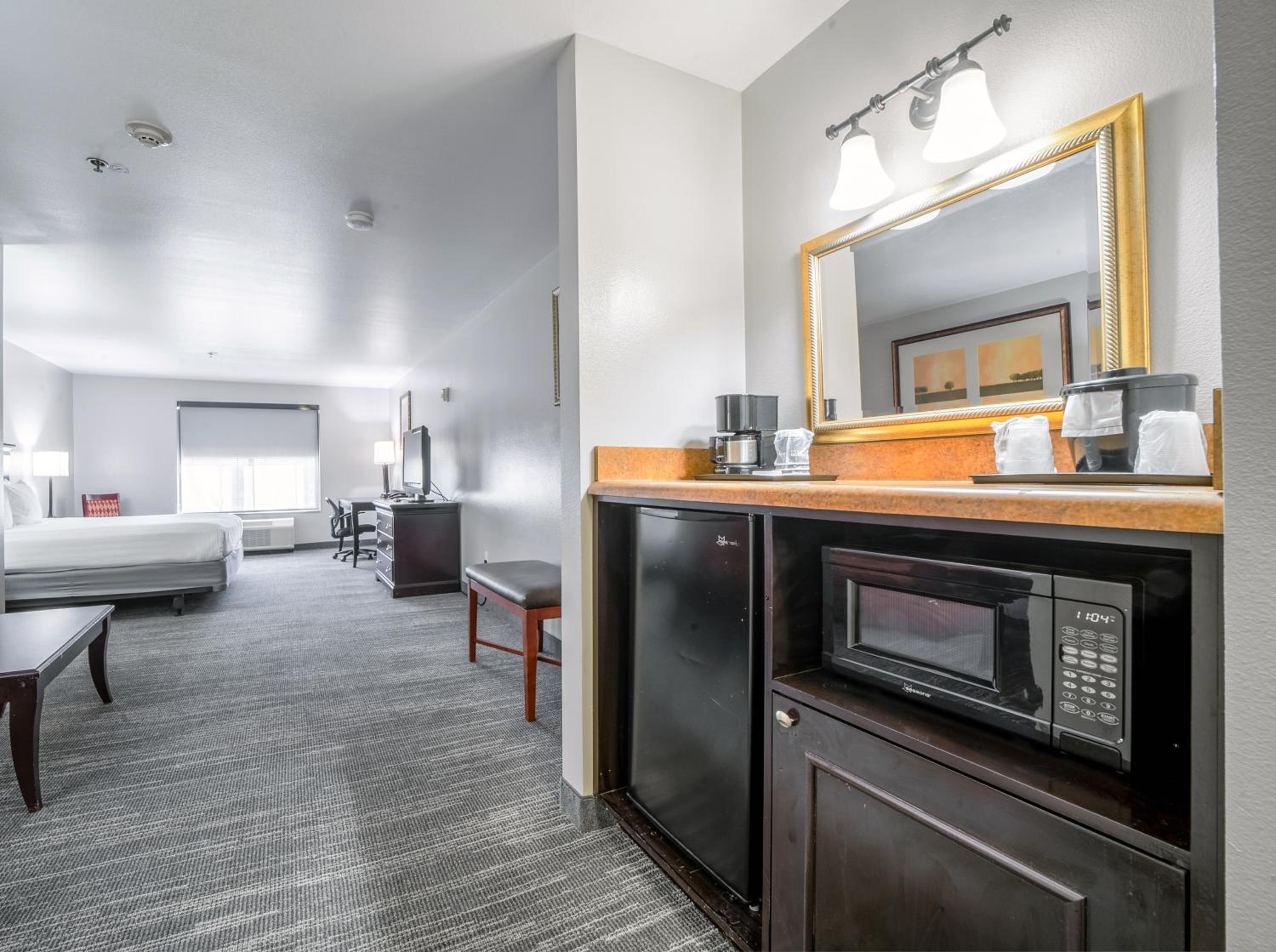 One-Bedroom King Suite with Roll In Shower - Non-Smoking - Photo 11