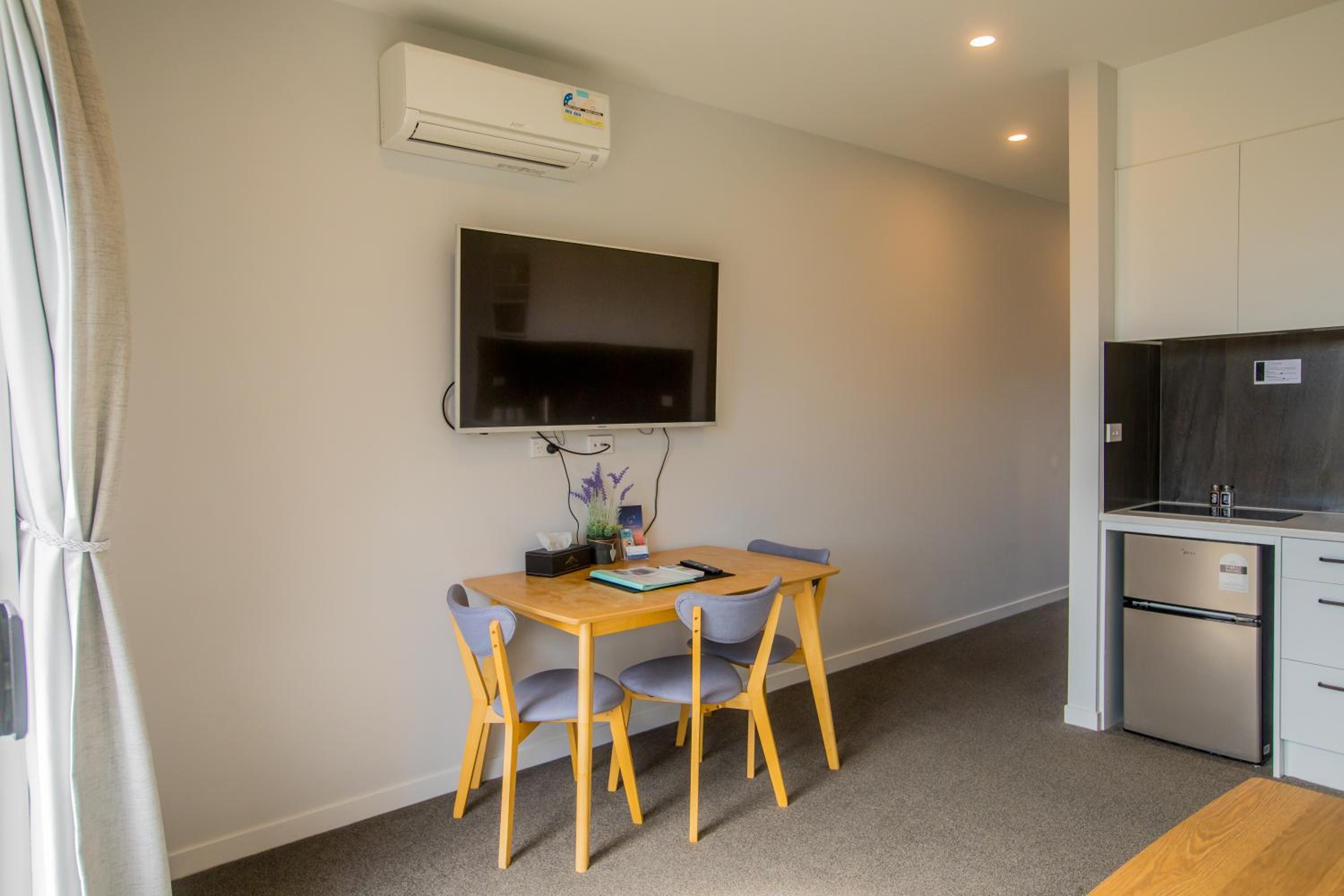 One-Bedroom Apartment - Photo 9