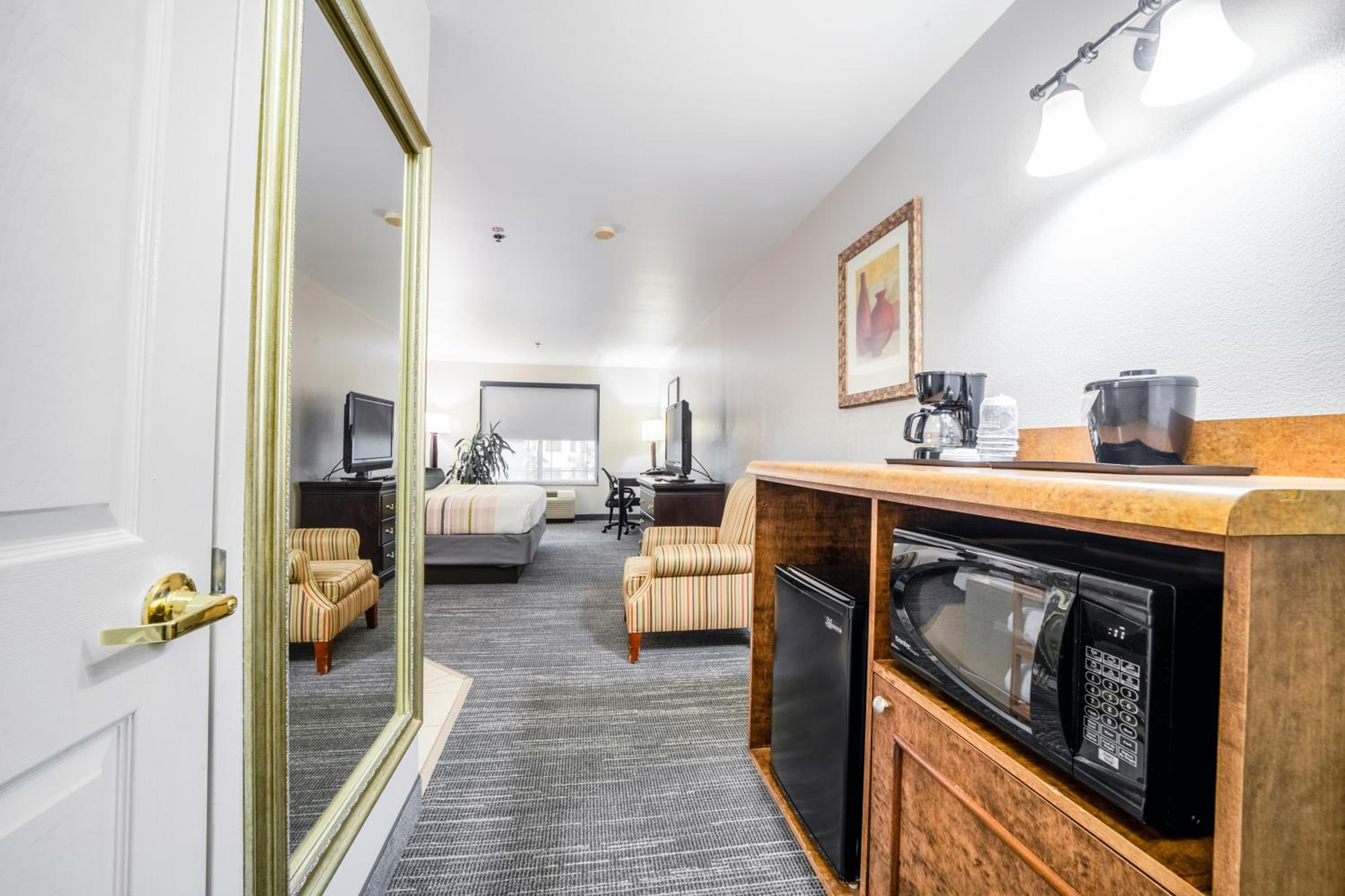 King Suite with Whirlpool - Disability Access - Photo 2