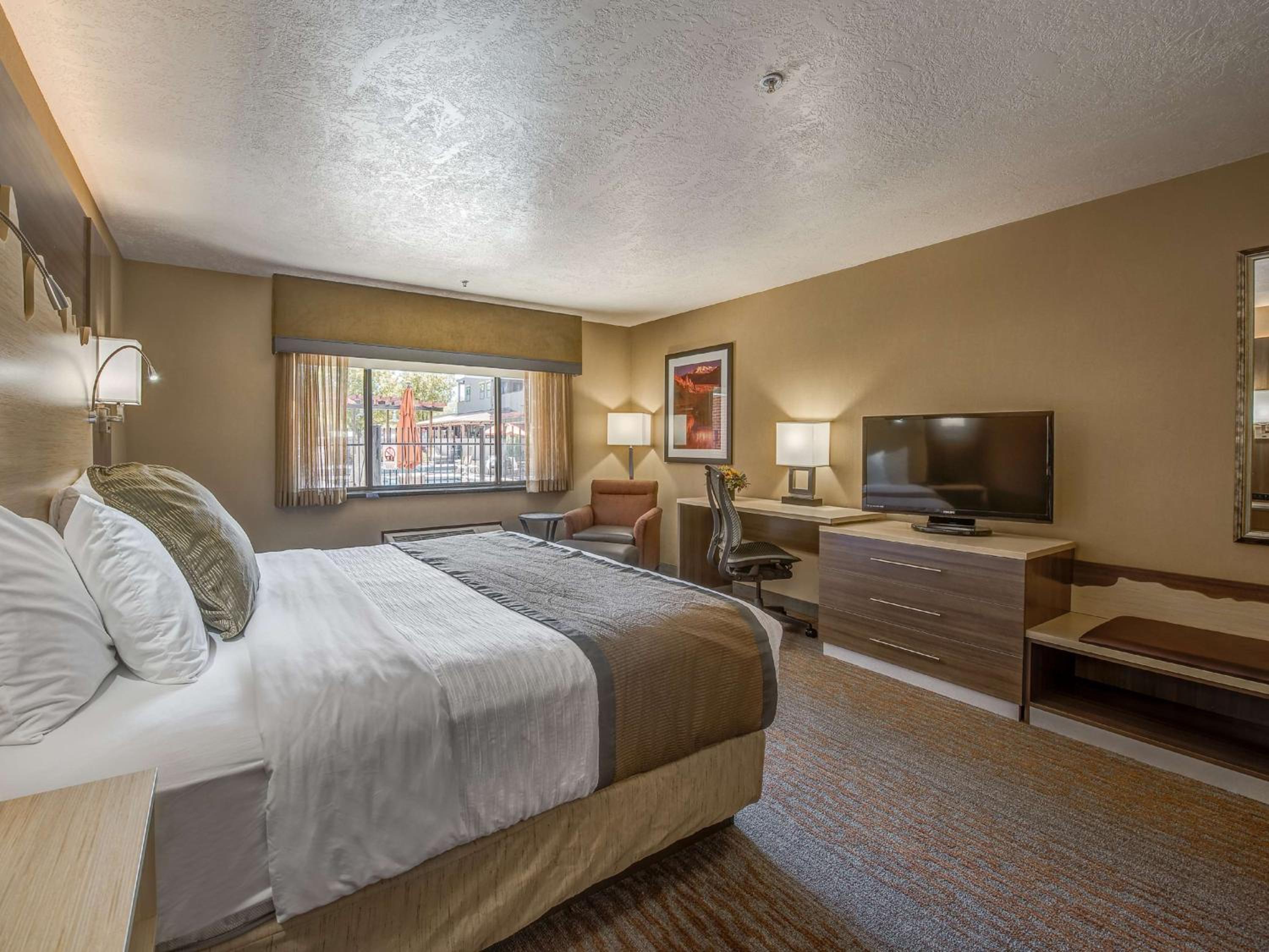 King Room with Roll-in Shower - Disability Access/Non-Smoking
