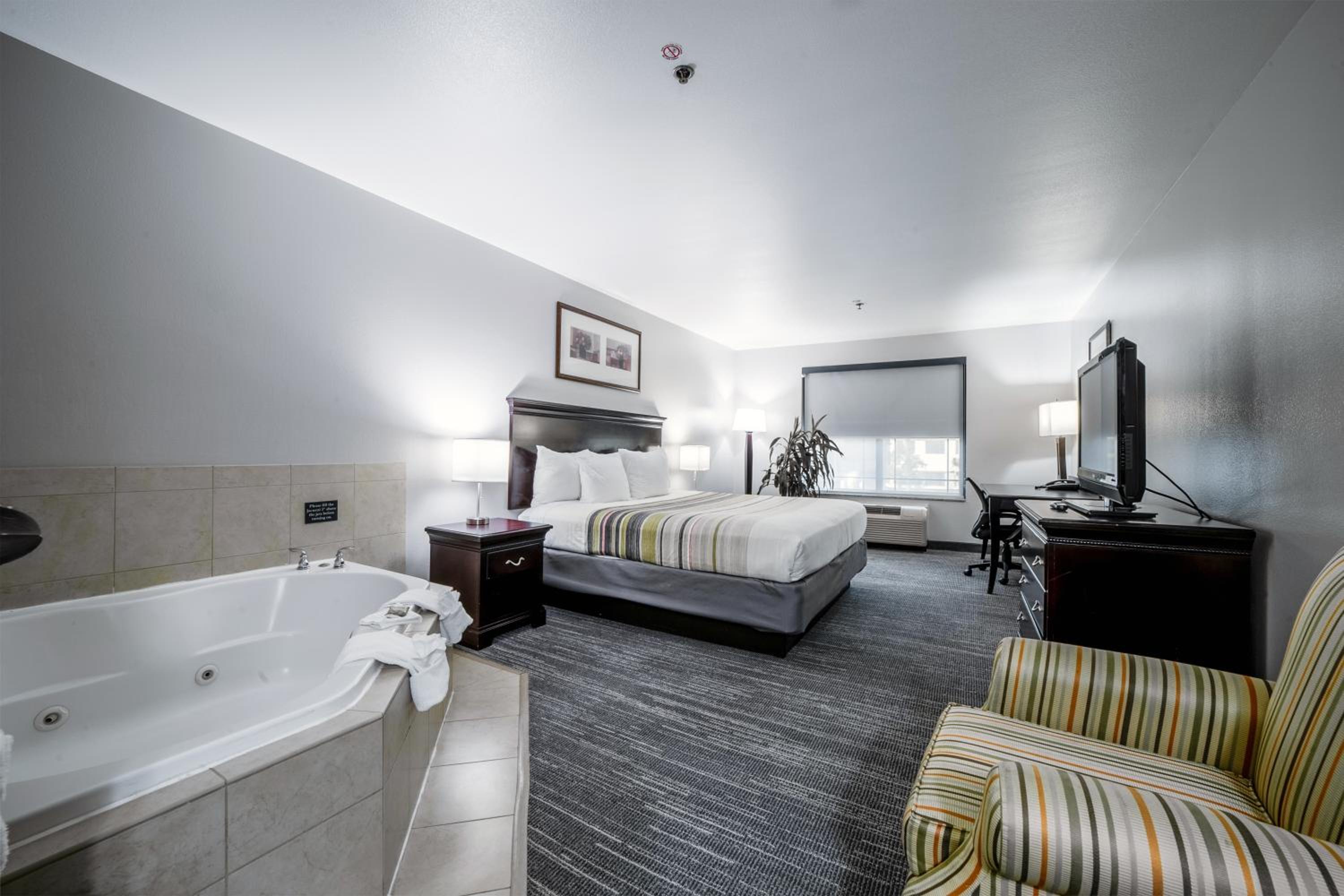 King Suite with Whirlpool - Disability Access - Photo 3