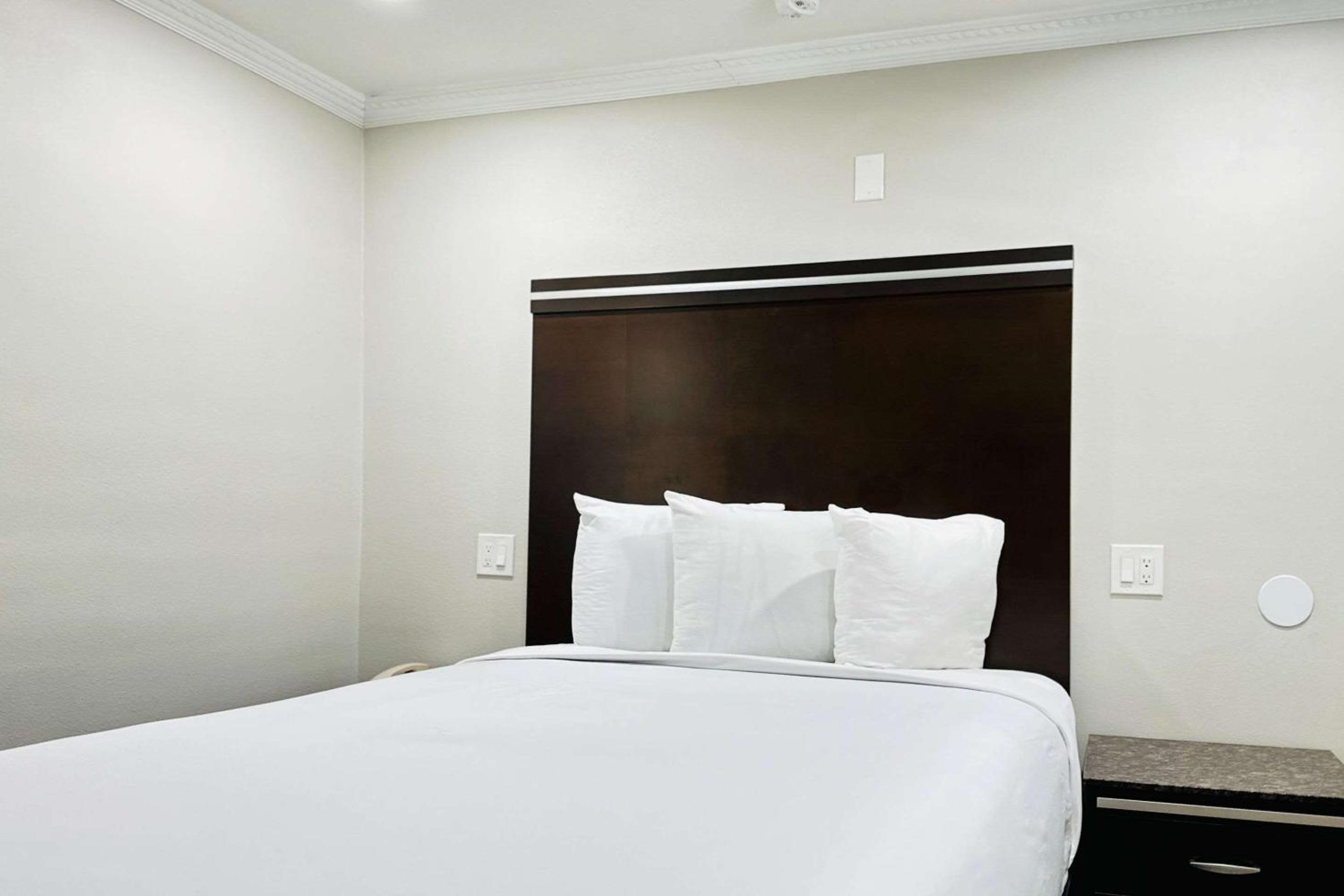 Standard Room, 1 Queen Bed, Non Smoking - Photo 1