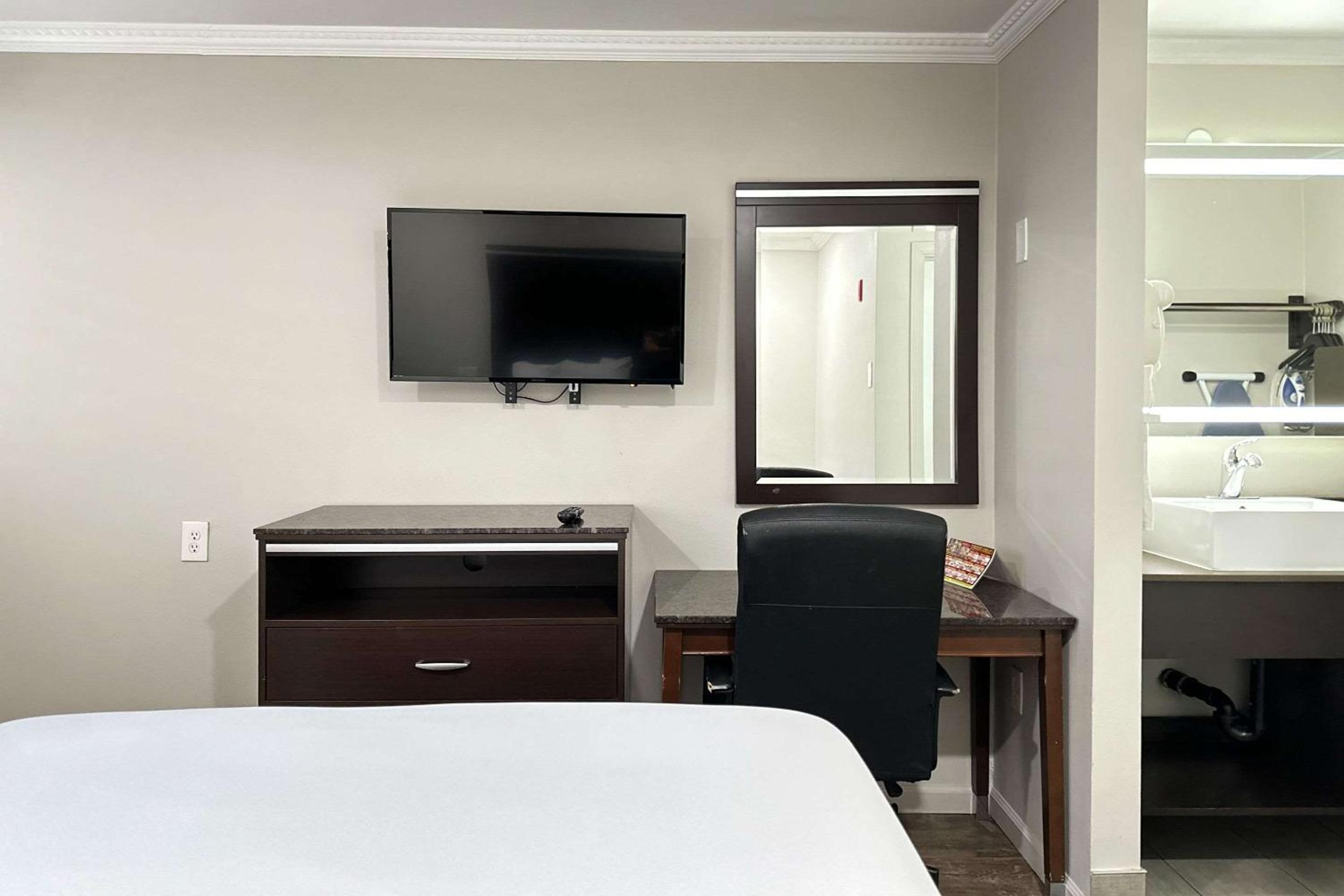 Standard Room, 1 Queen Bed, Non Smoking - Photo 2