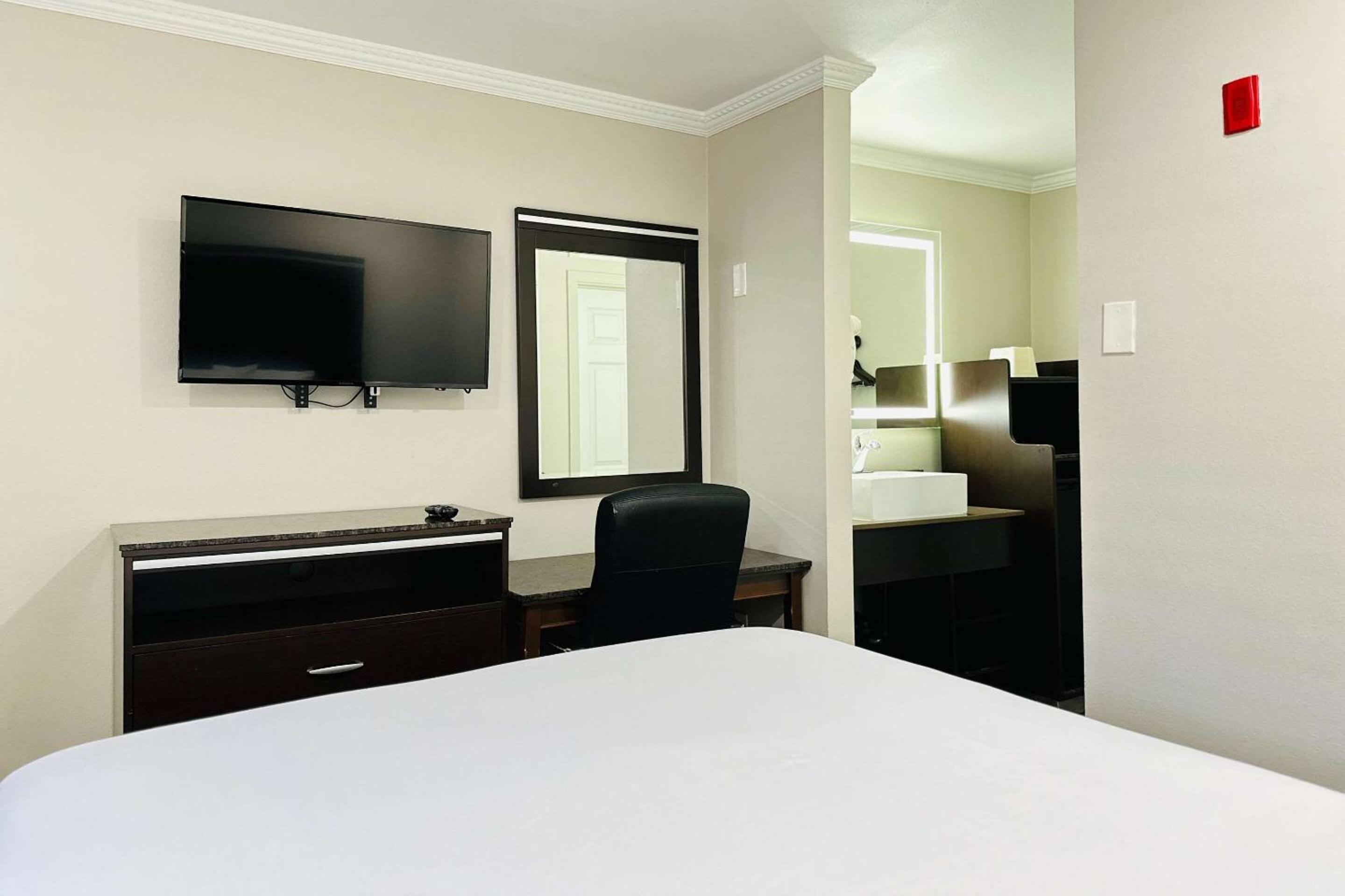 Standard Room, 1 Queen Bed, Non Smoking - Photo 3