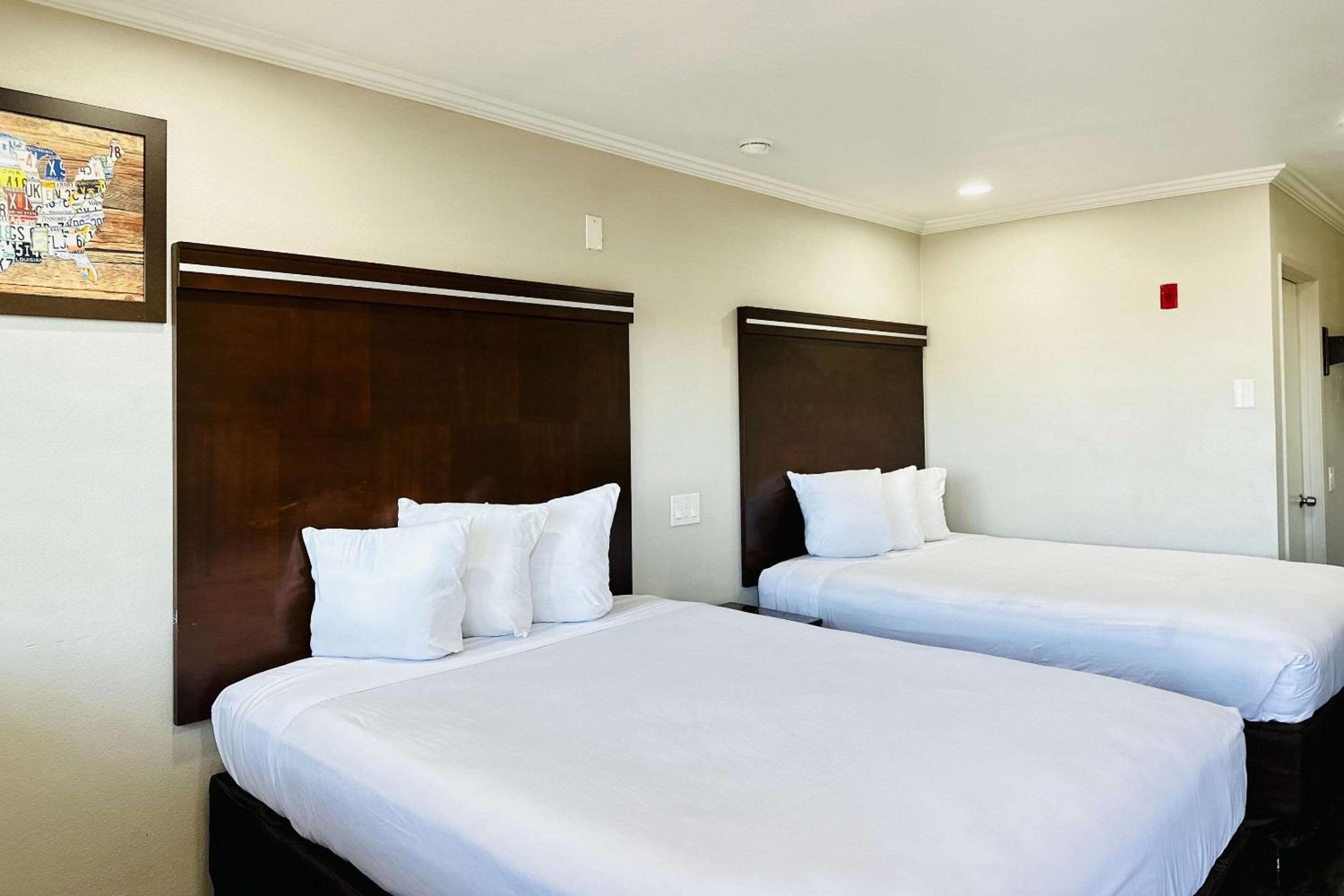 Standard Room, 2 Queen Beds, Non Smoking - Photo 2