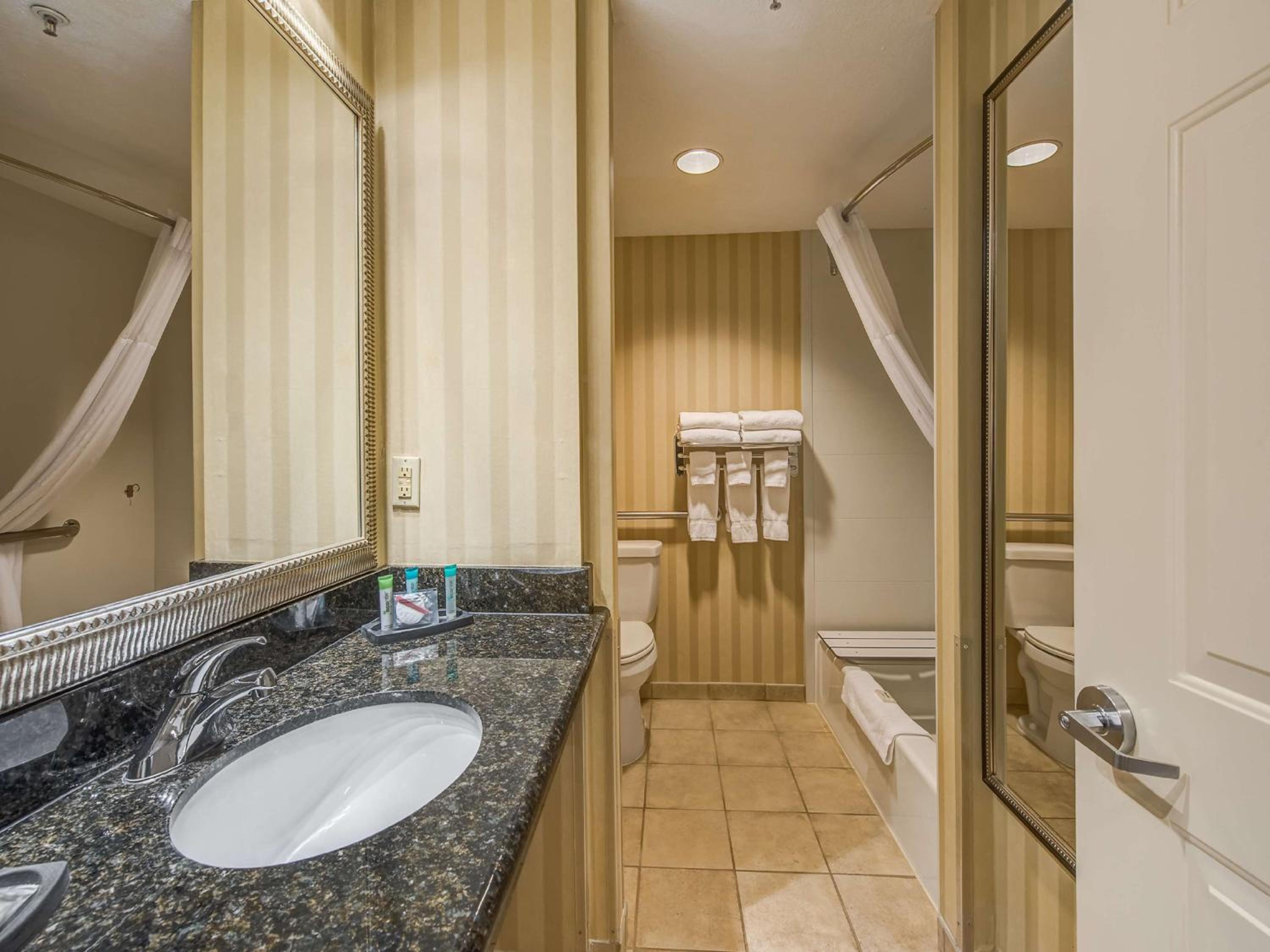 Queen Room with Two Queen Beds and Bath Tub - Disability Access/Non-Smoking 