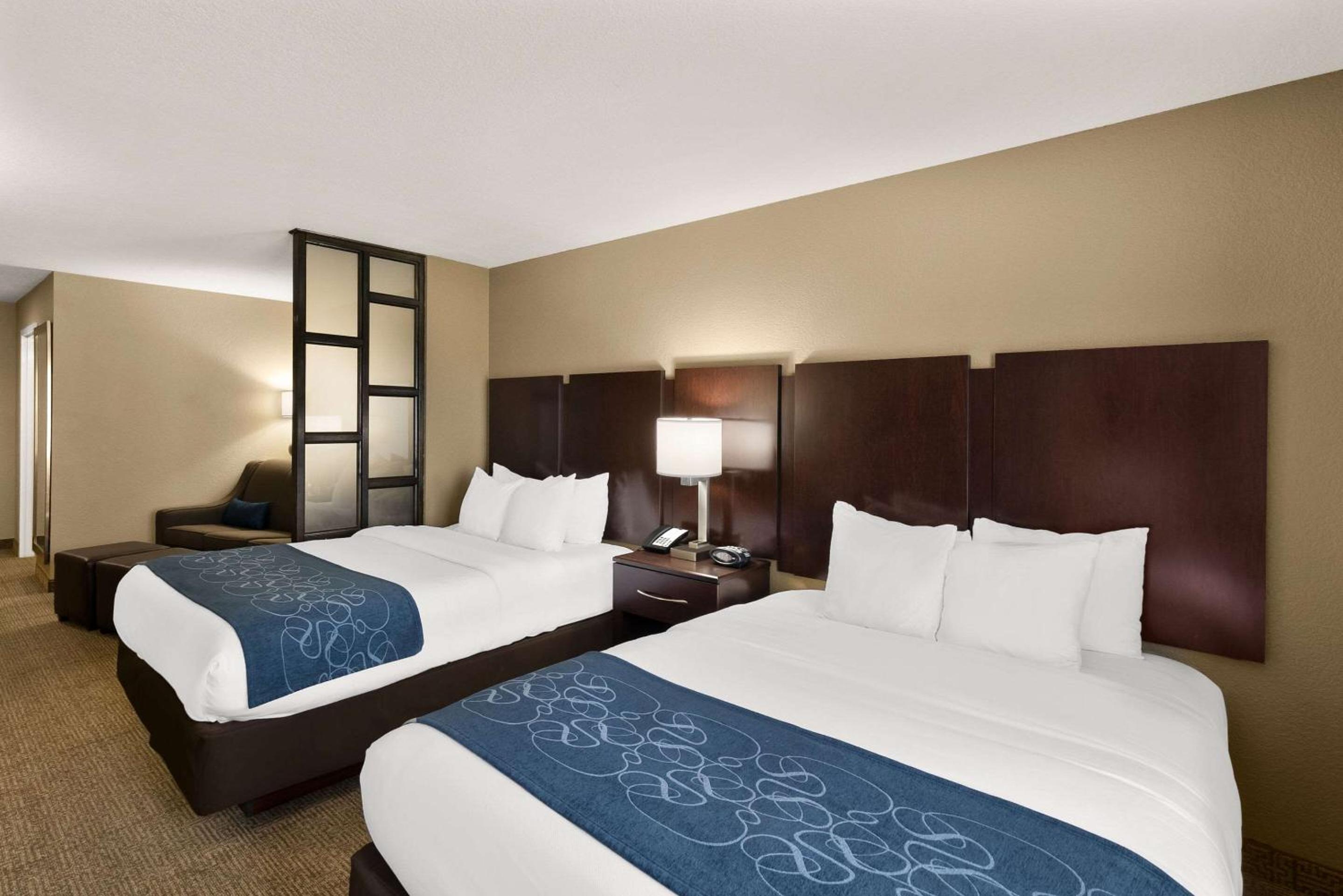 Queen Suite with Two Queen Beds - Non-Smoking - Photo 1