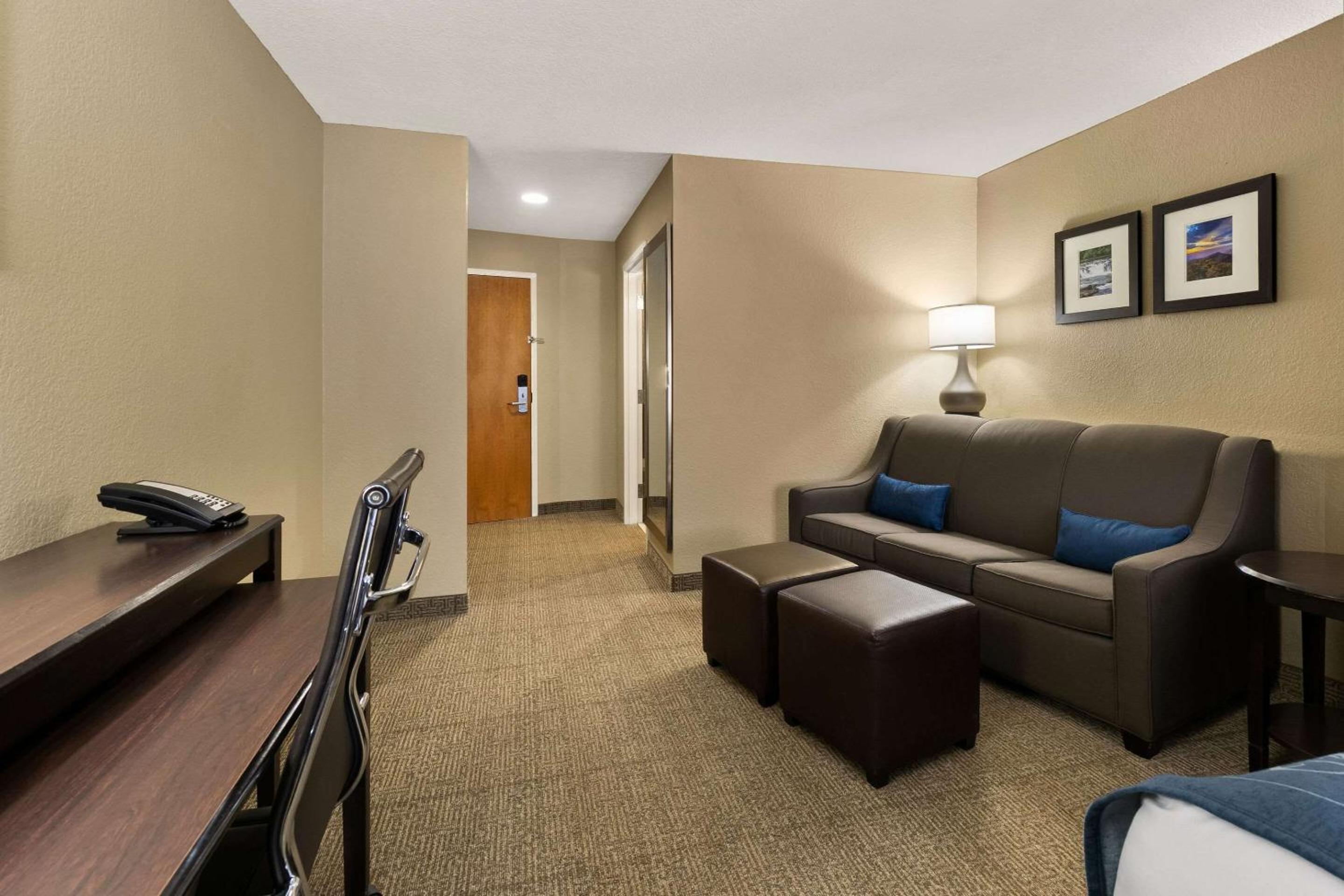 Queen Suite with Two Queen Beds - Non-Smoking - Photo 4