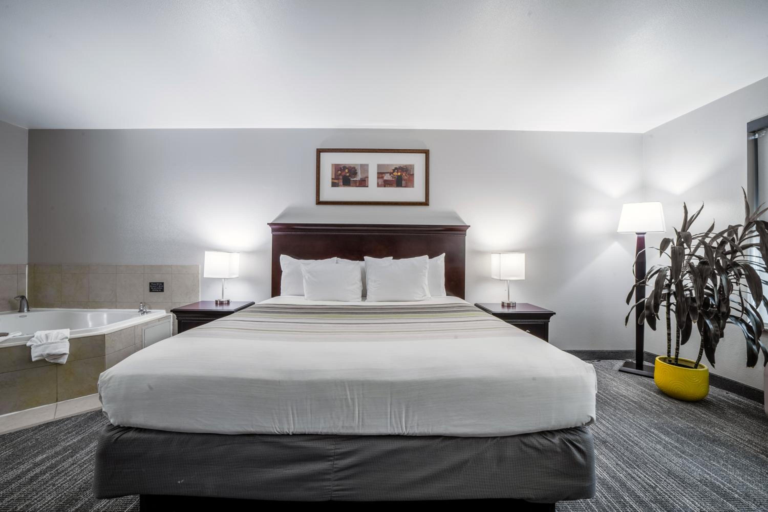 King Suite with Whirlpool - Disability Access - Photo 1