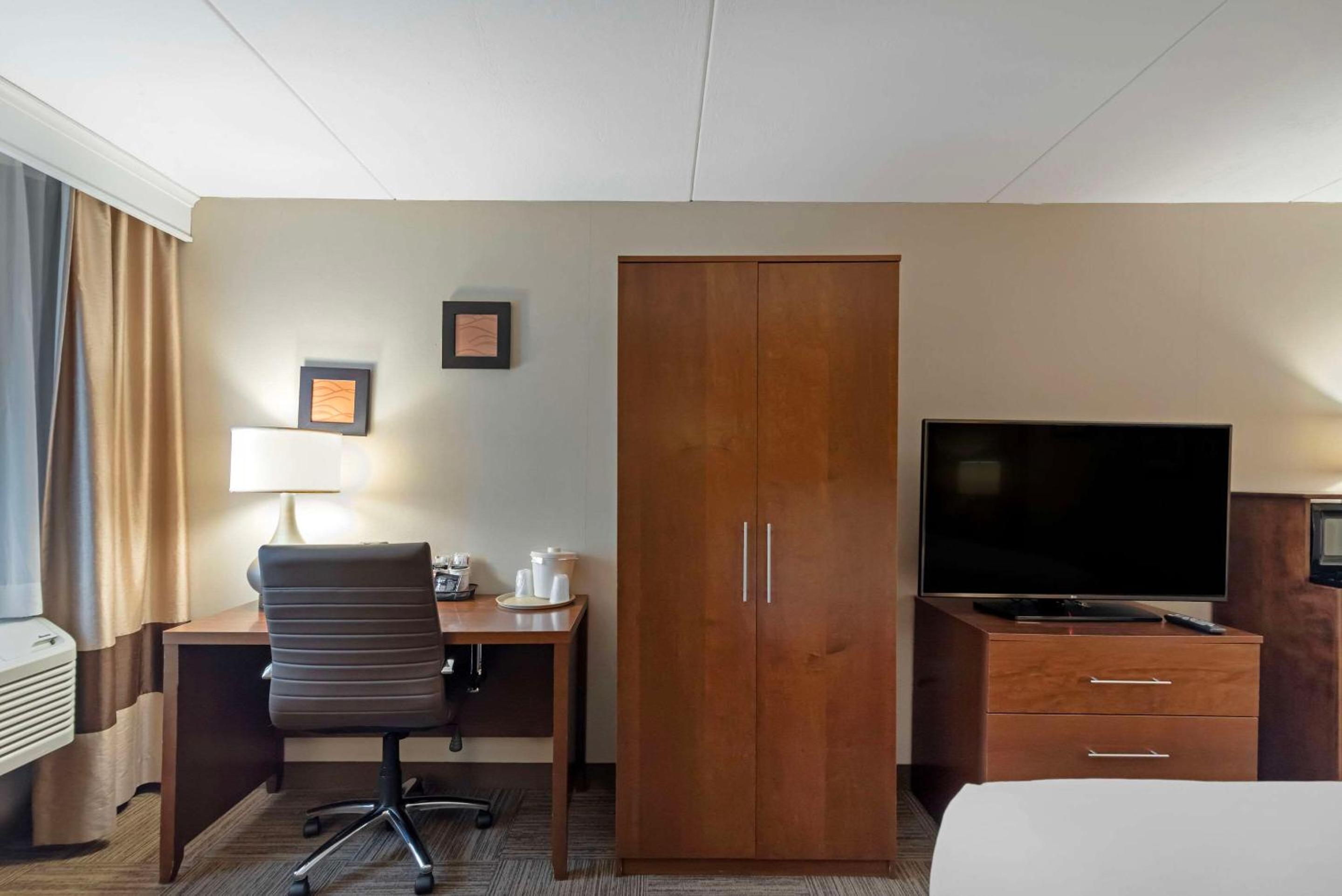 King Room - Non-Smoking - Photo 8