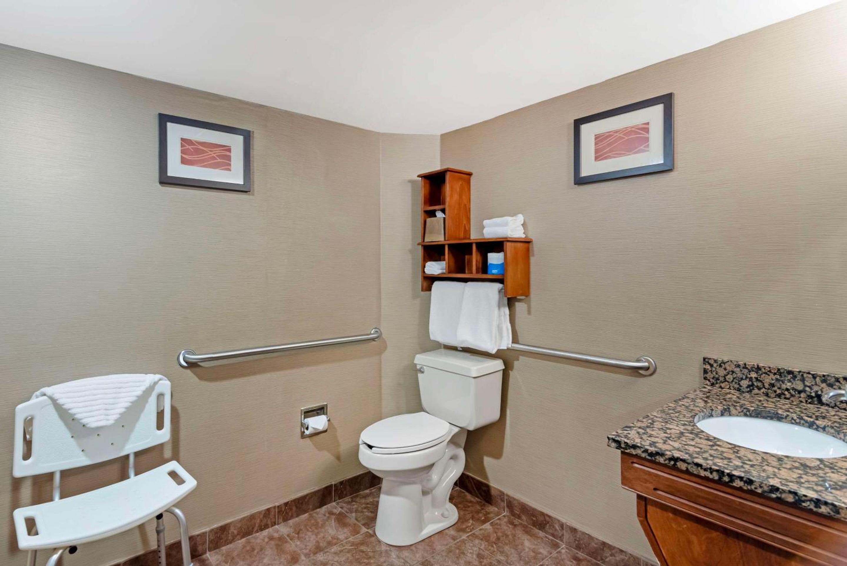 Double Room - Accessible/Non-Smoking - Photo 2