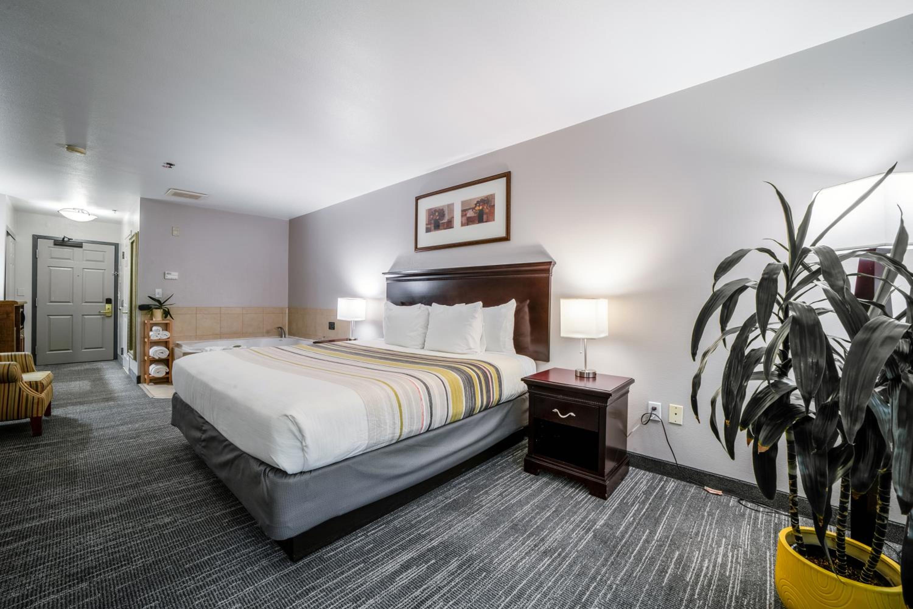 King Suite with Whirlpool - Disability Access - Photo 5