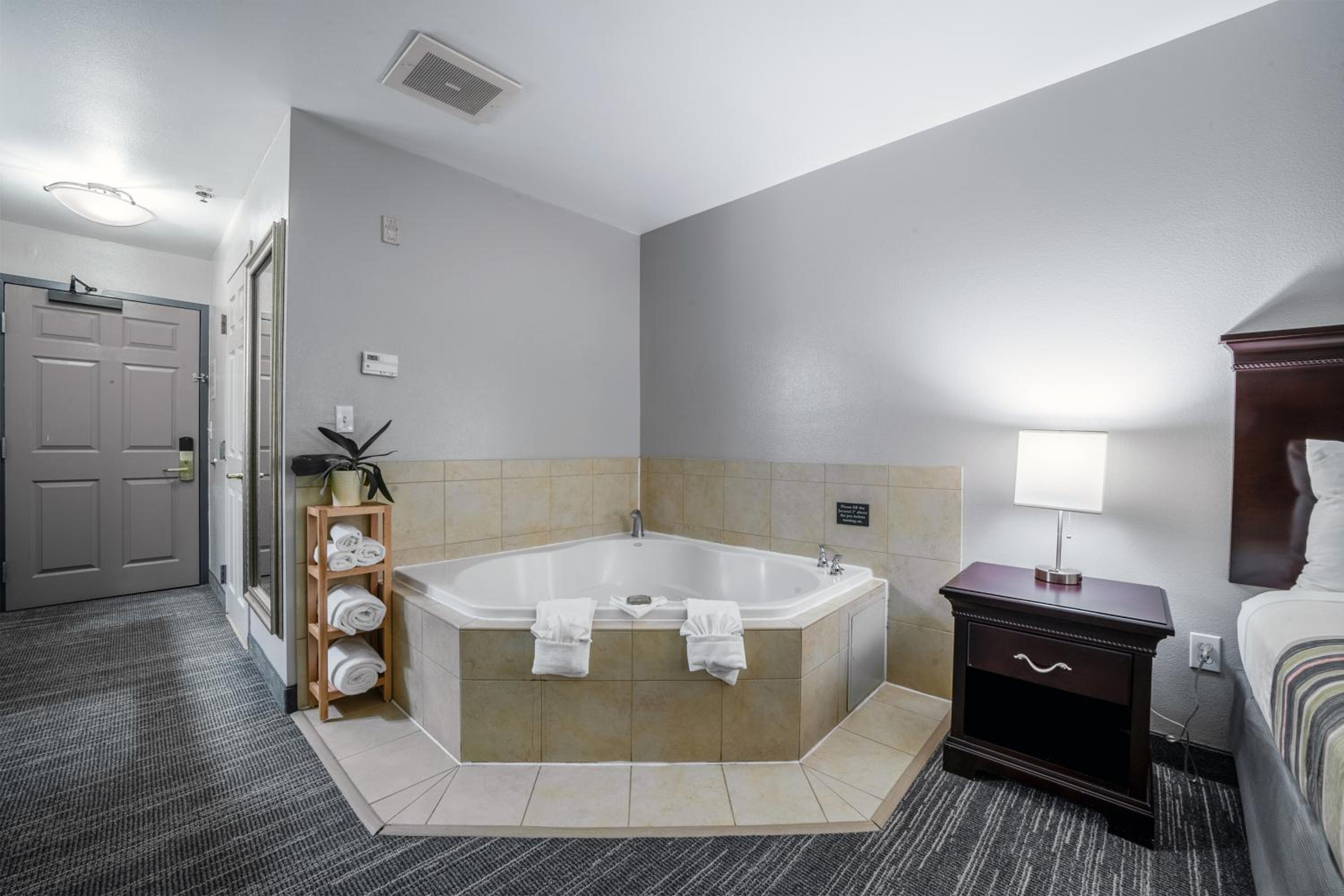 King Suite with Whirlpool - Disability Access - Photo 4