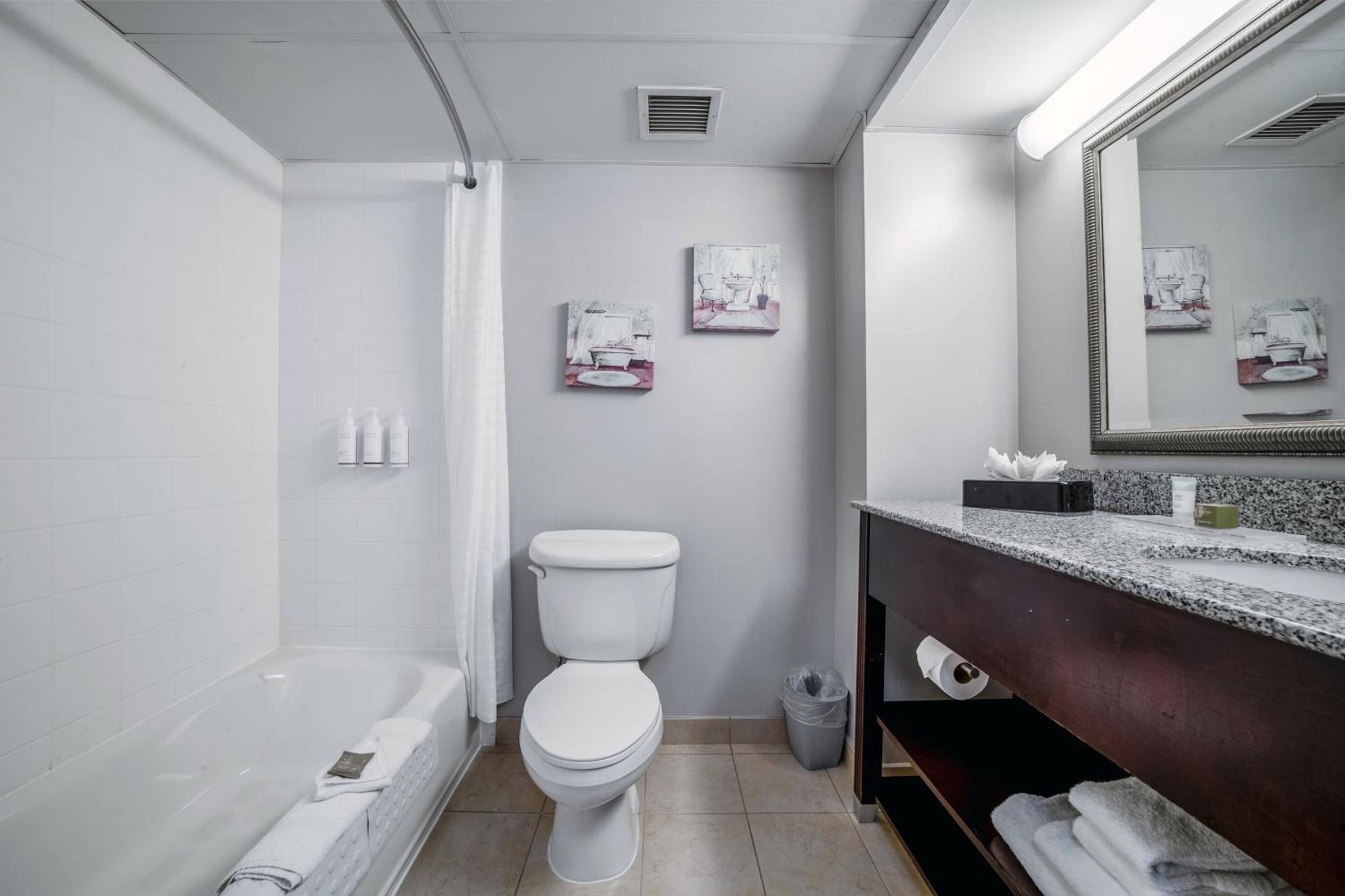 King Suite with Whirlpool - Non-Smoking - Photo 6