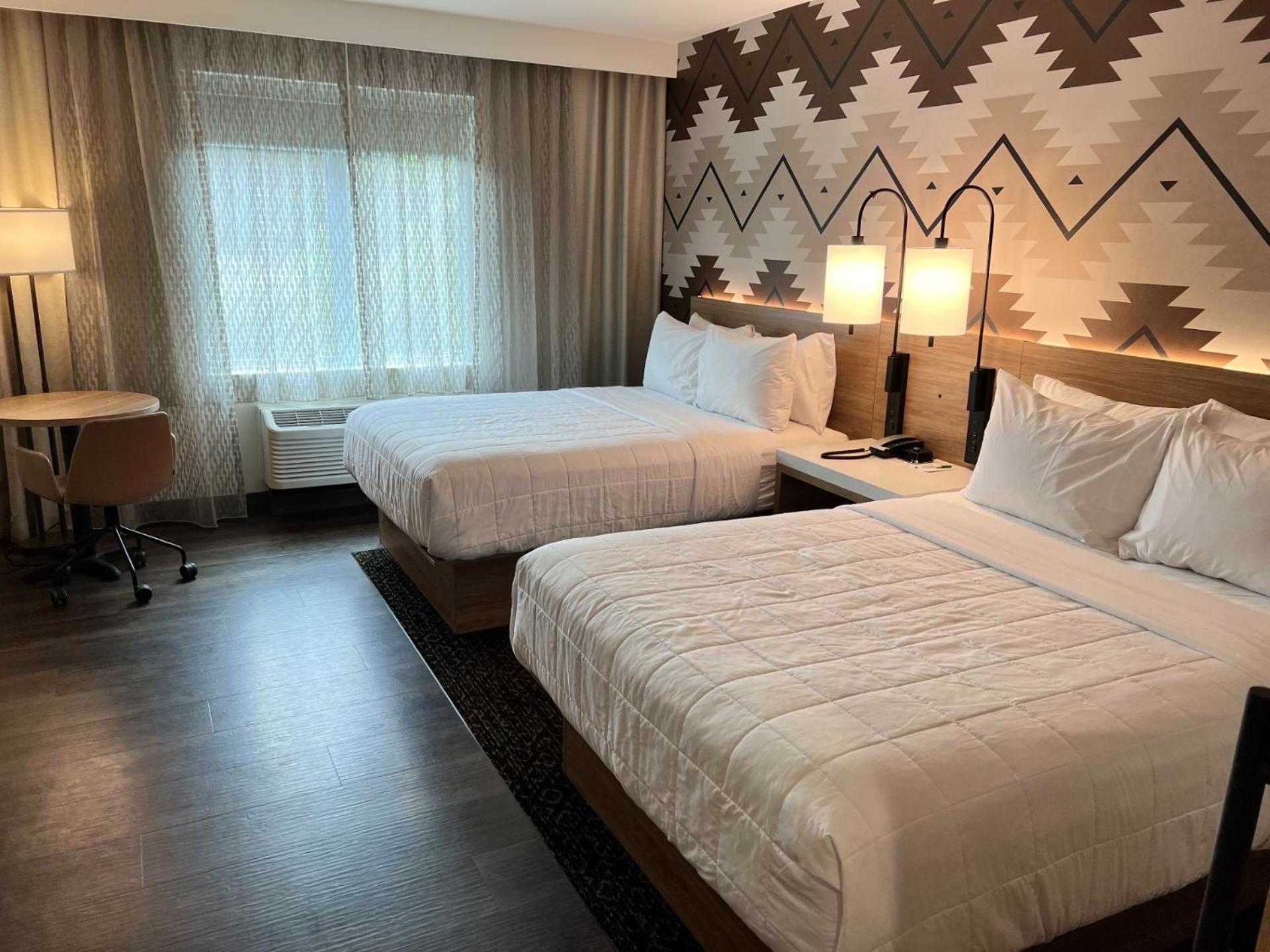 Queen Room with Two Queen Beds - Non-Smoking - Photo 2