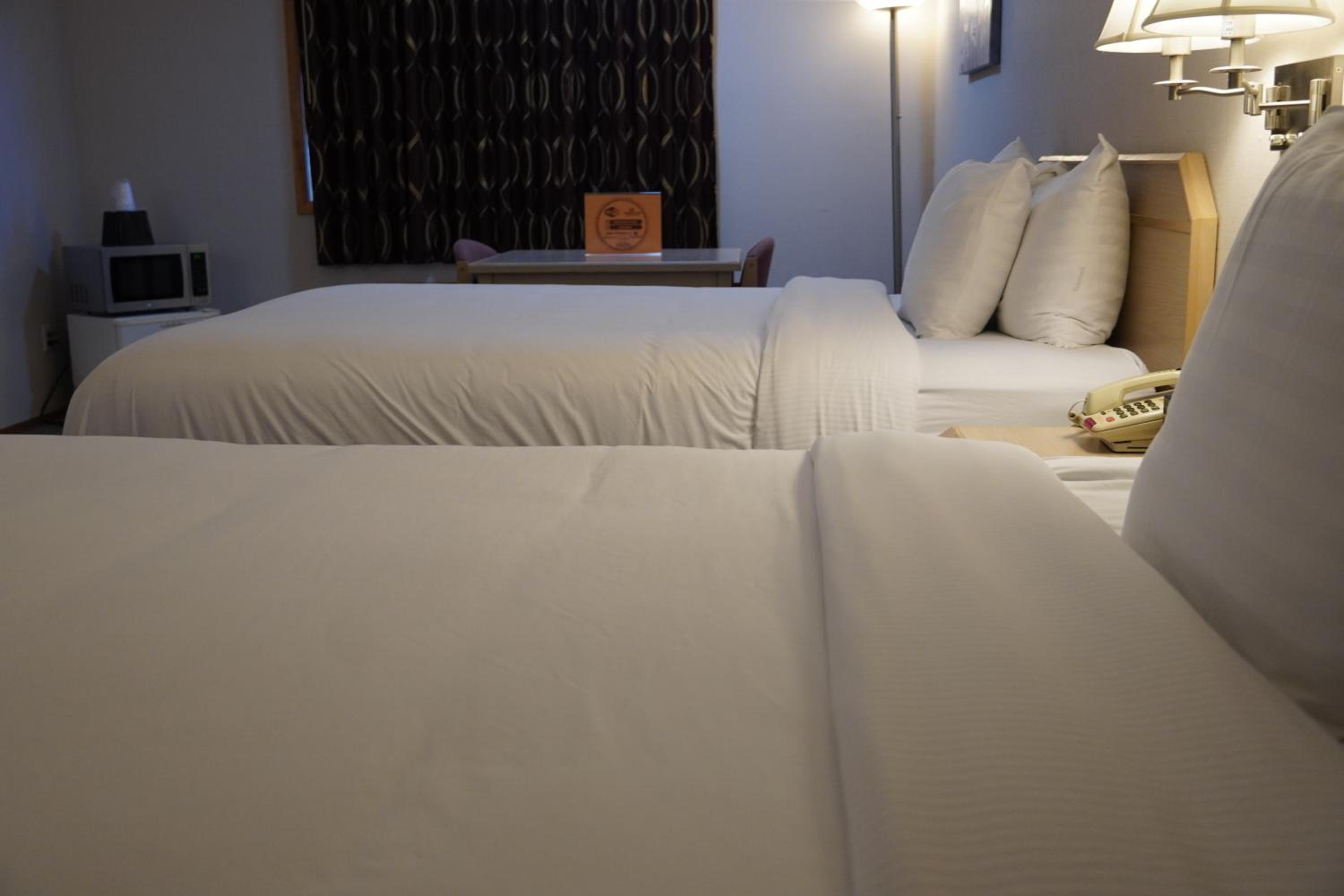 Queen Room with Two Queen Beds - Photo 2