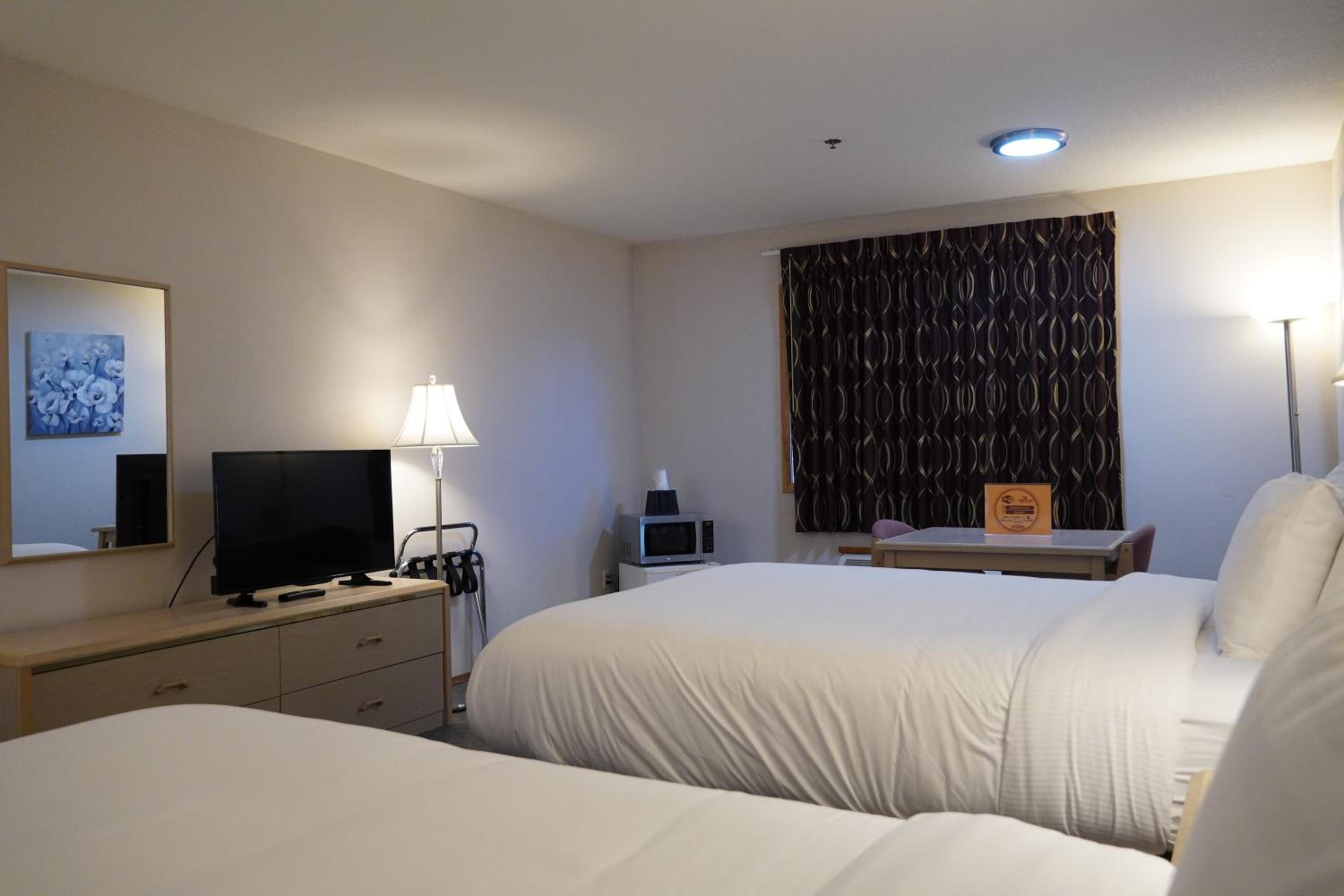 Queen Room with Two Queen Beds - Photo 4