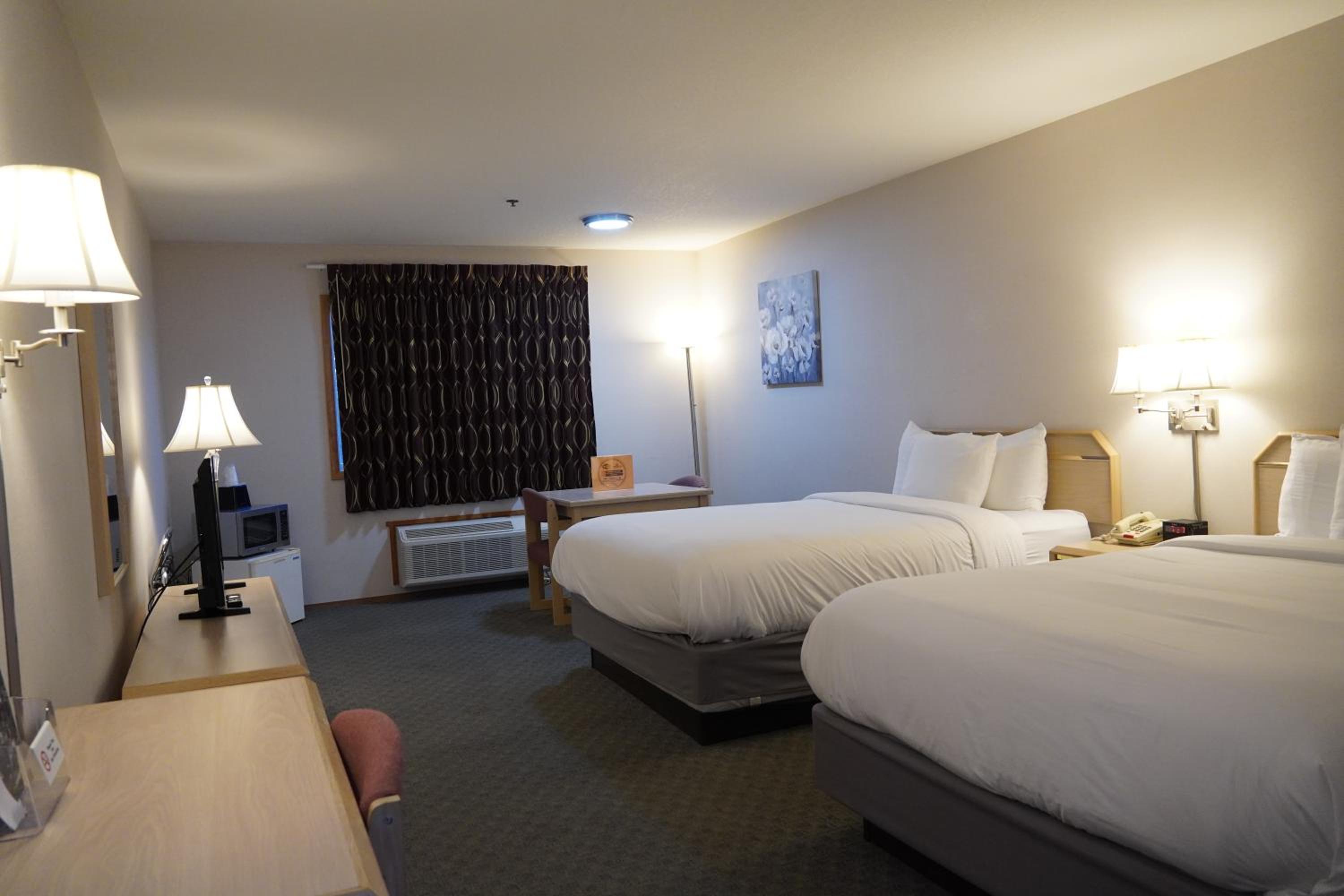 Queen Room with Two Queen Beds - Photo 3