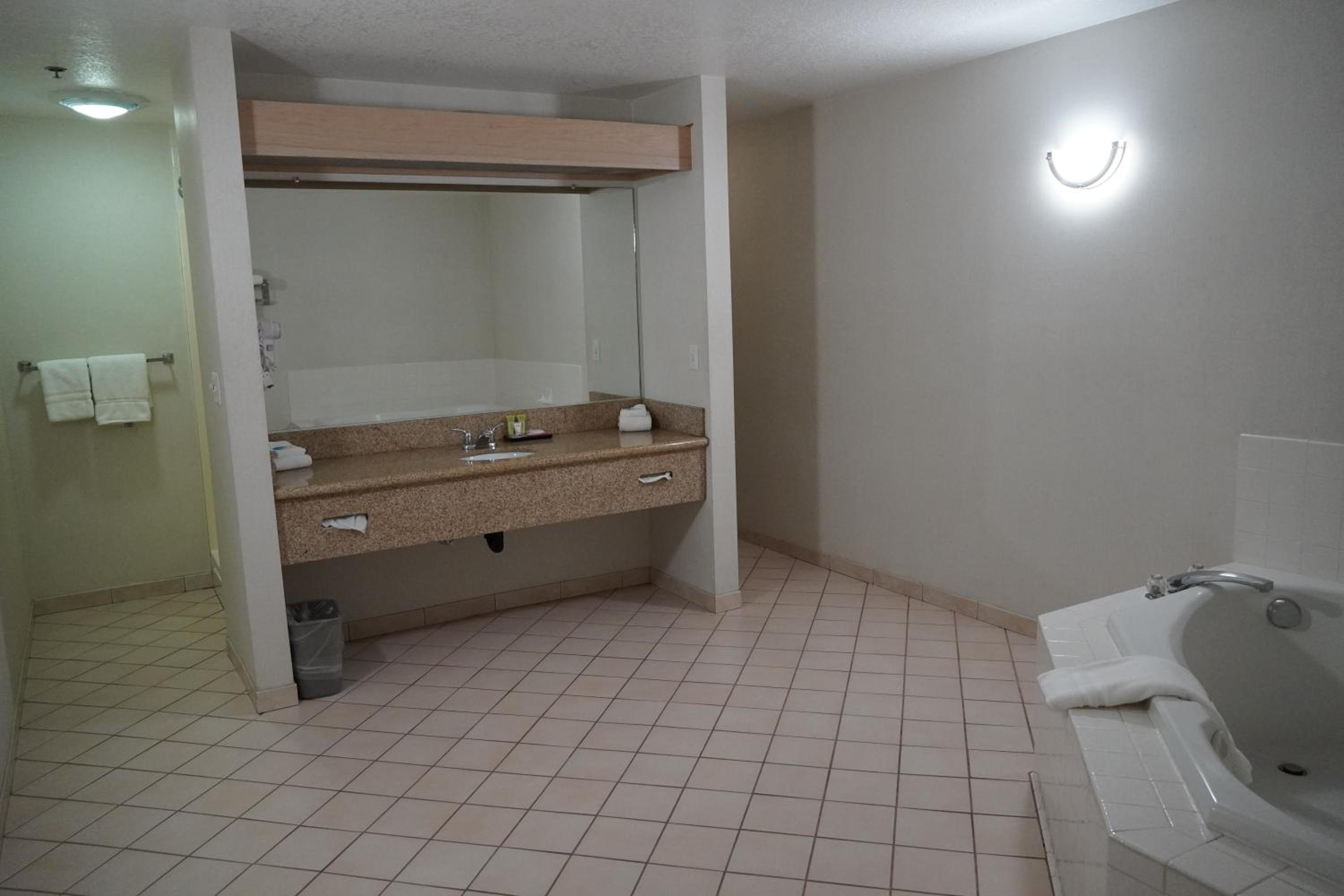 Suite with Spa Bath - Photo 9