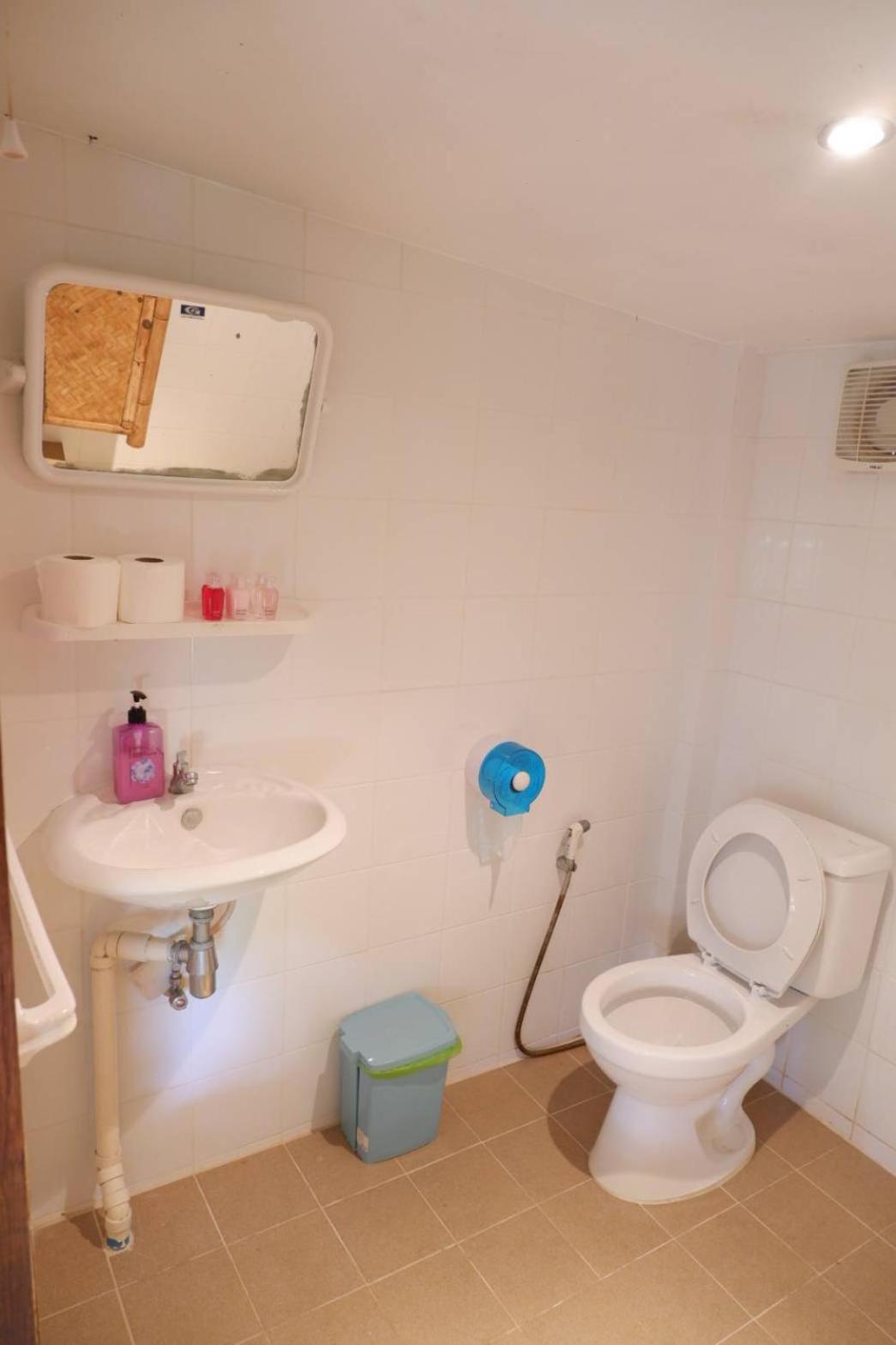 Bamboo Twin Cabin with Private Bathroom photo 3