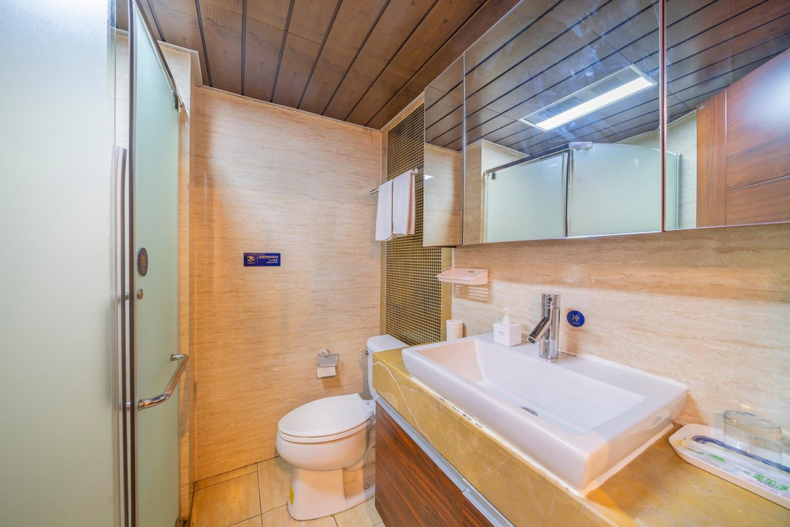 One-Bedroom Apartment with City View photo 2