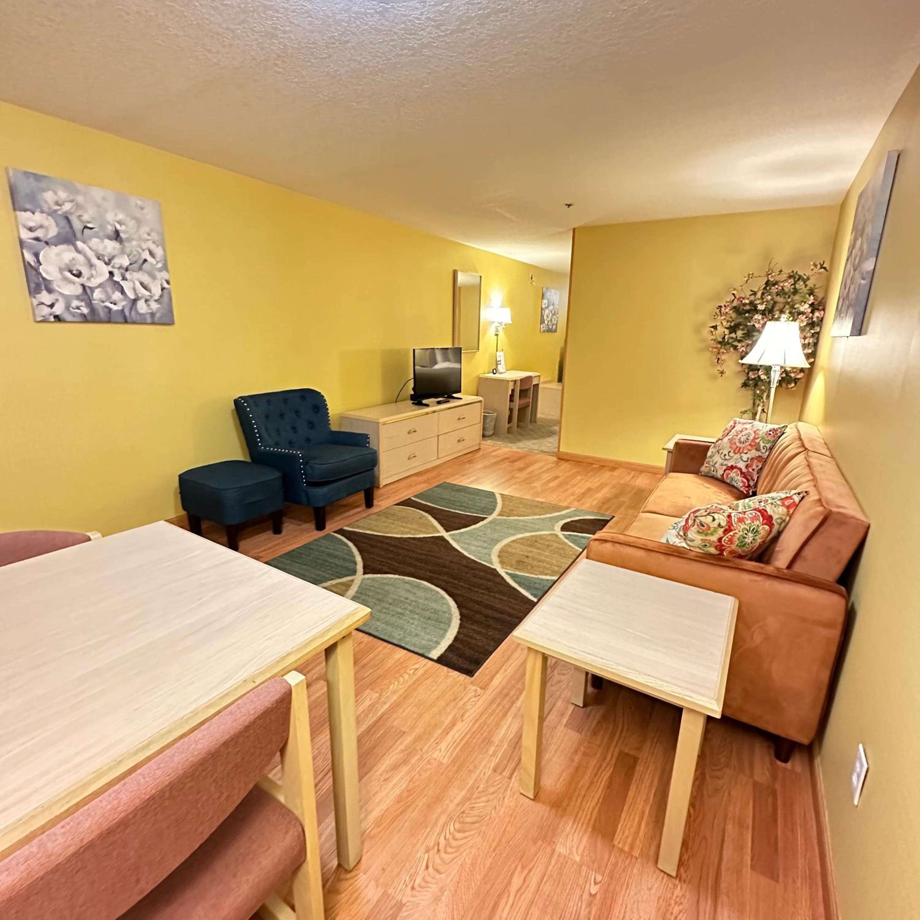 Deluxe Family Suite - Photo 3