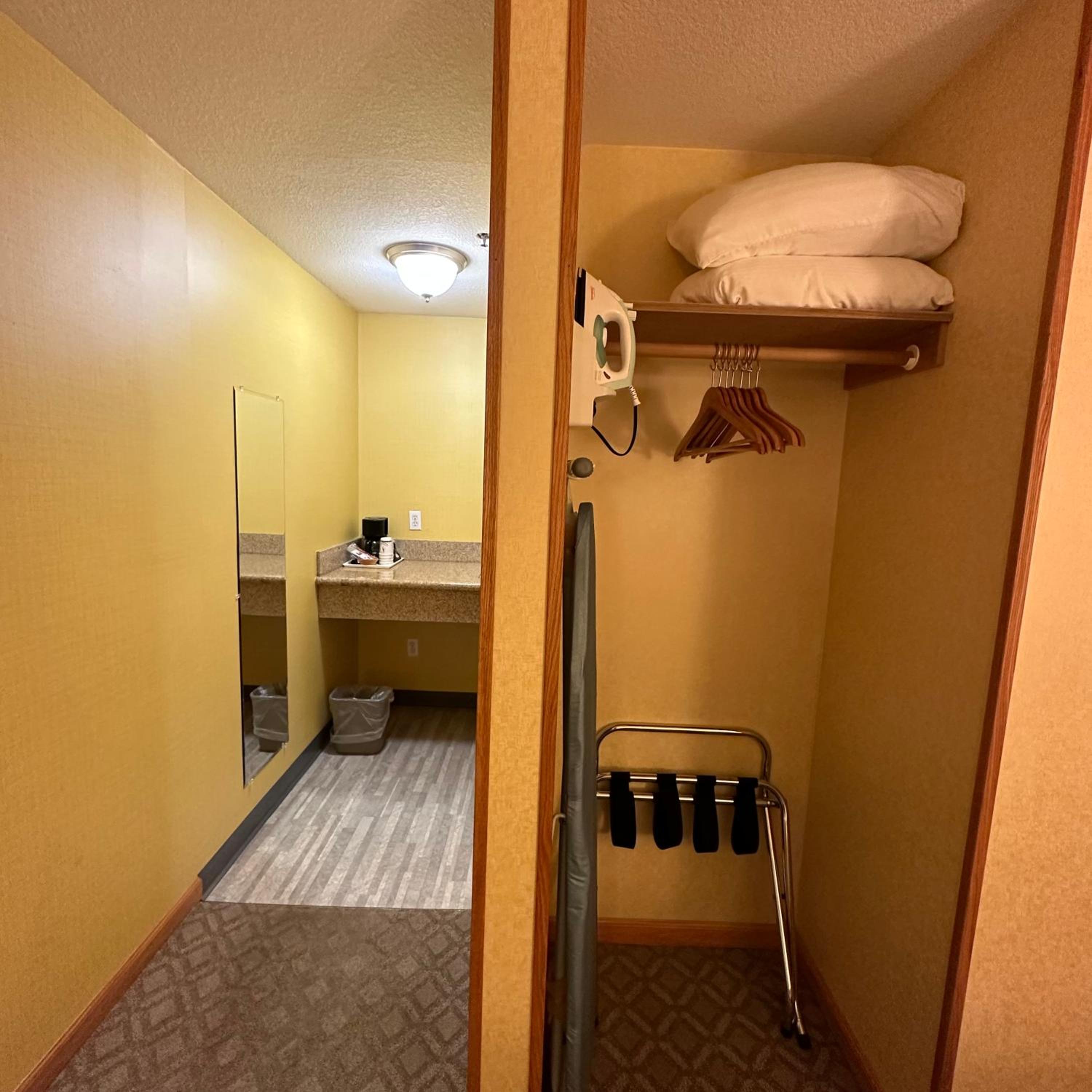 Deluxe Family Suite - Photo 6