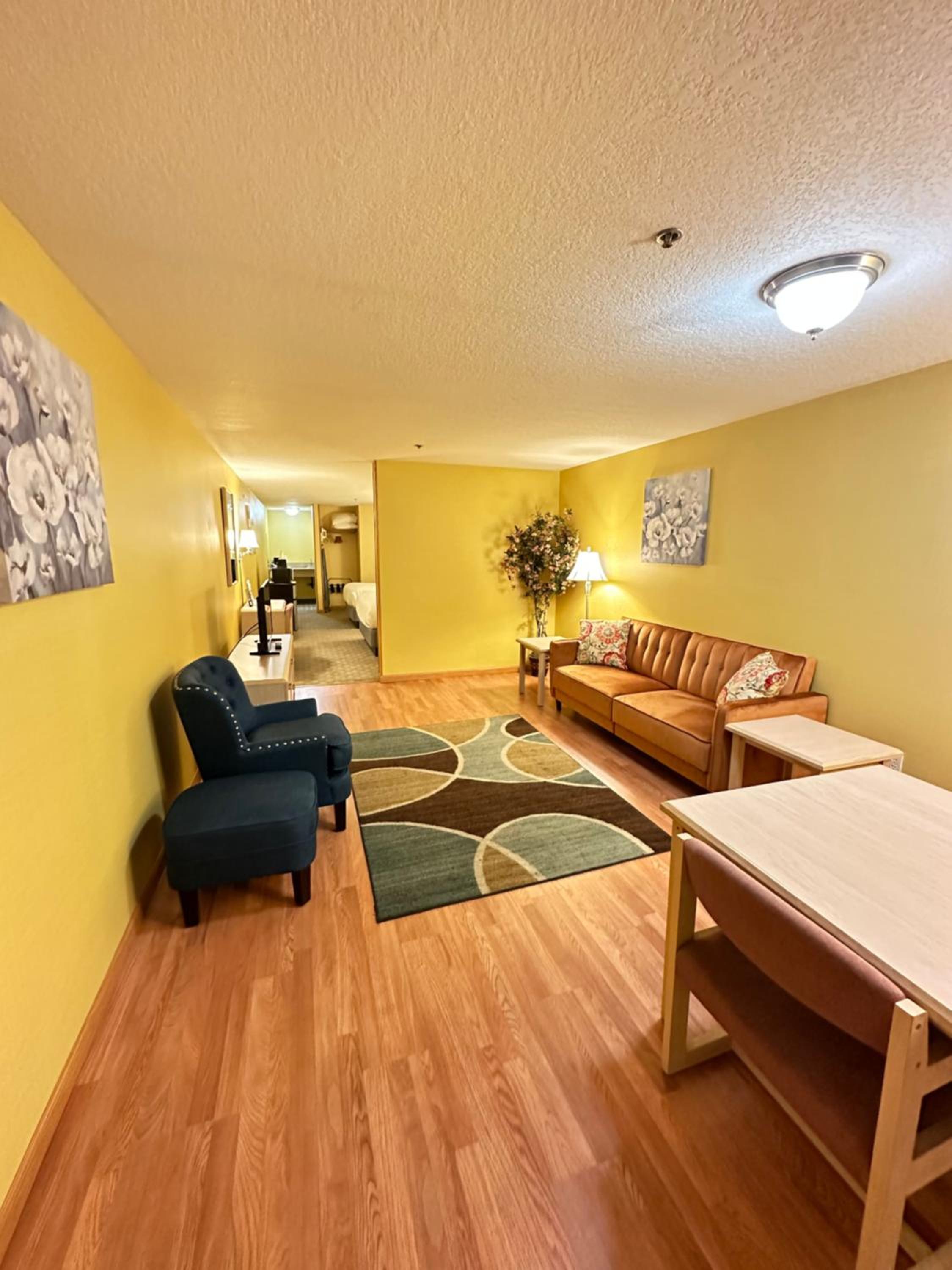 Deluxe Family Suite - Photo 20