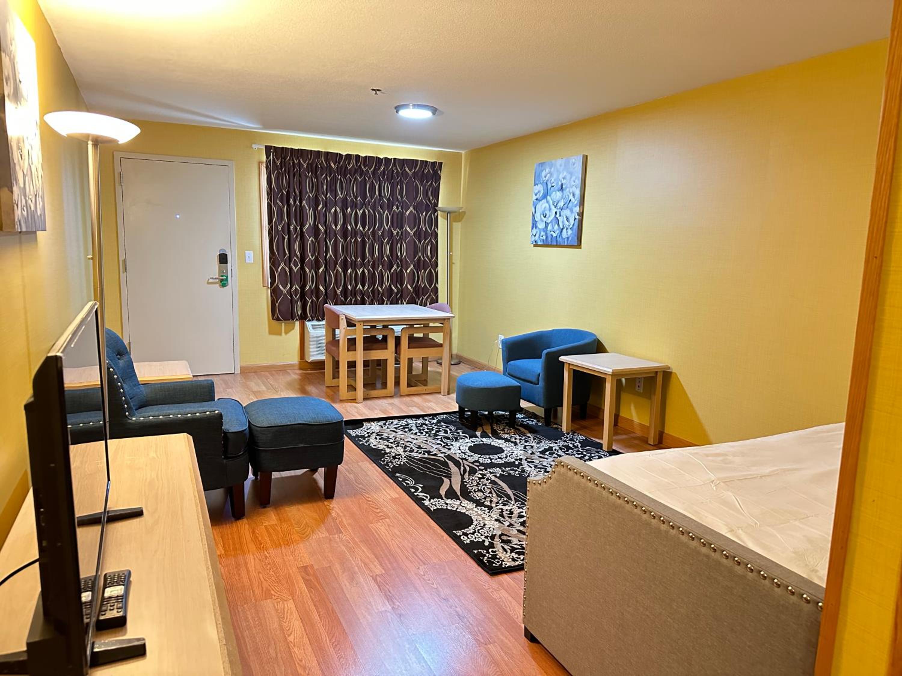 Deluxe Family Suite - Photo 19