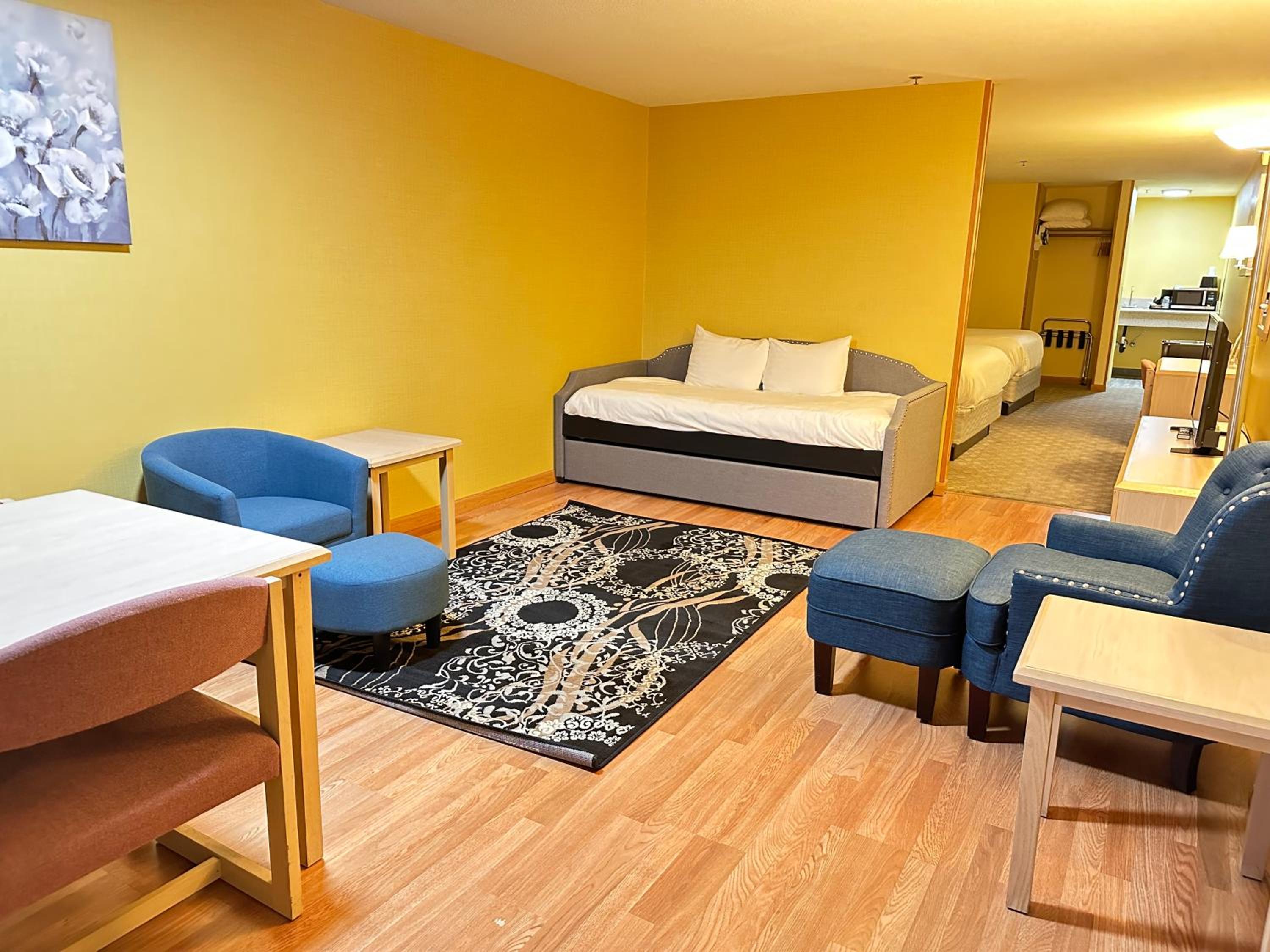 Deluxe Family Suite - Photo 24
