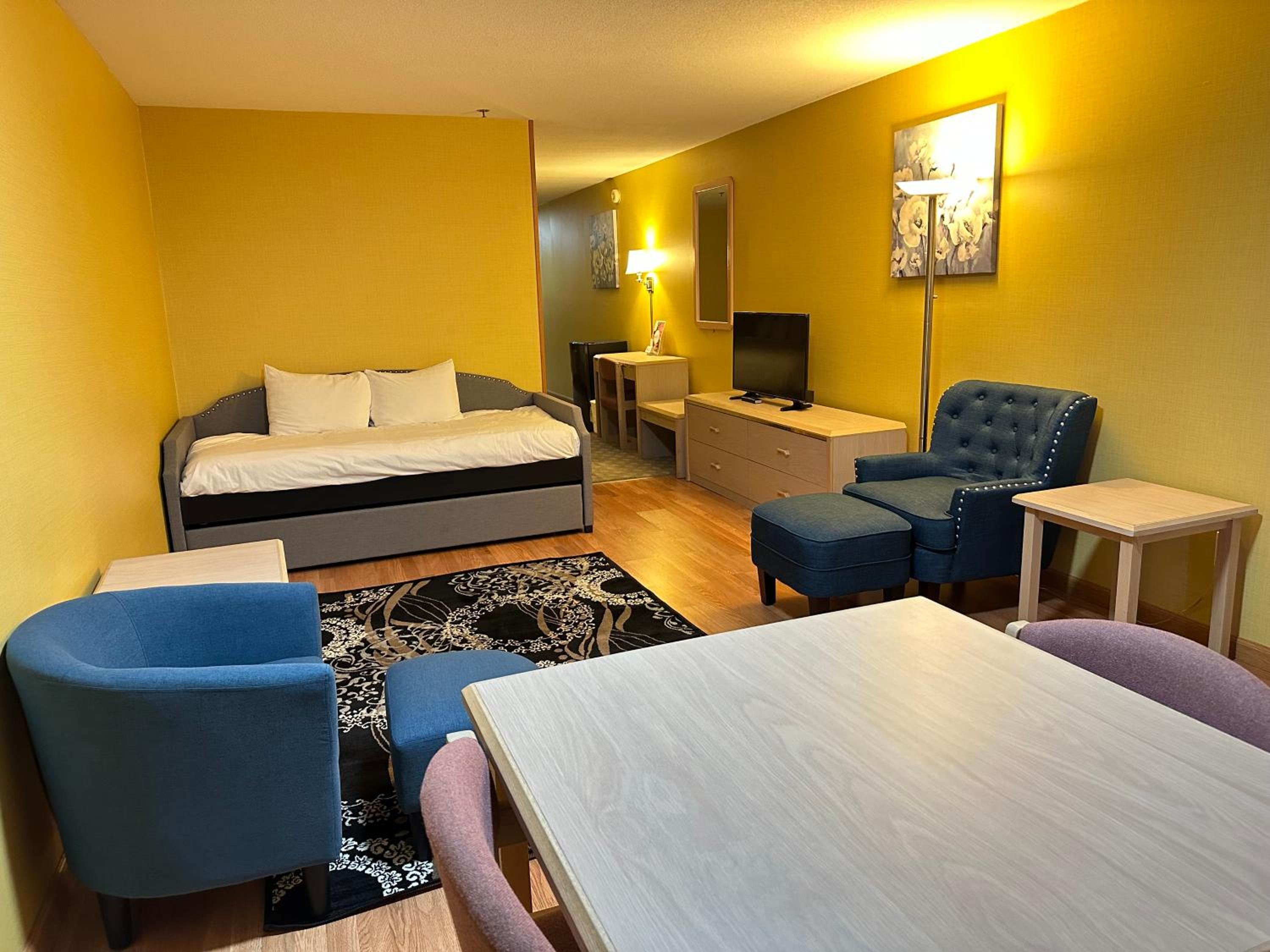 Deluxe Family Suite - Photo 2