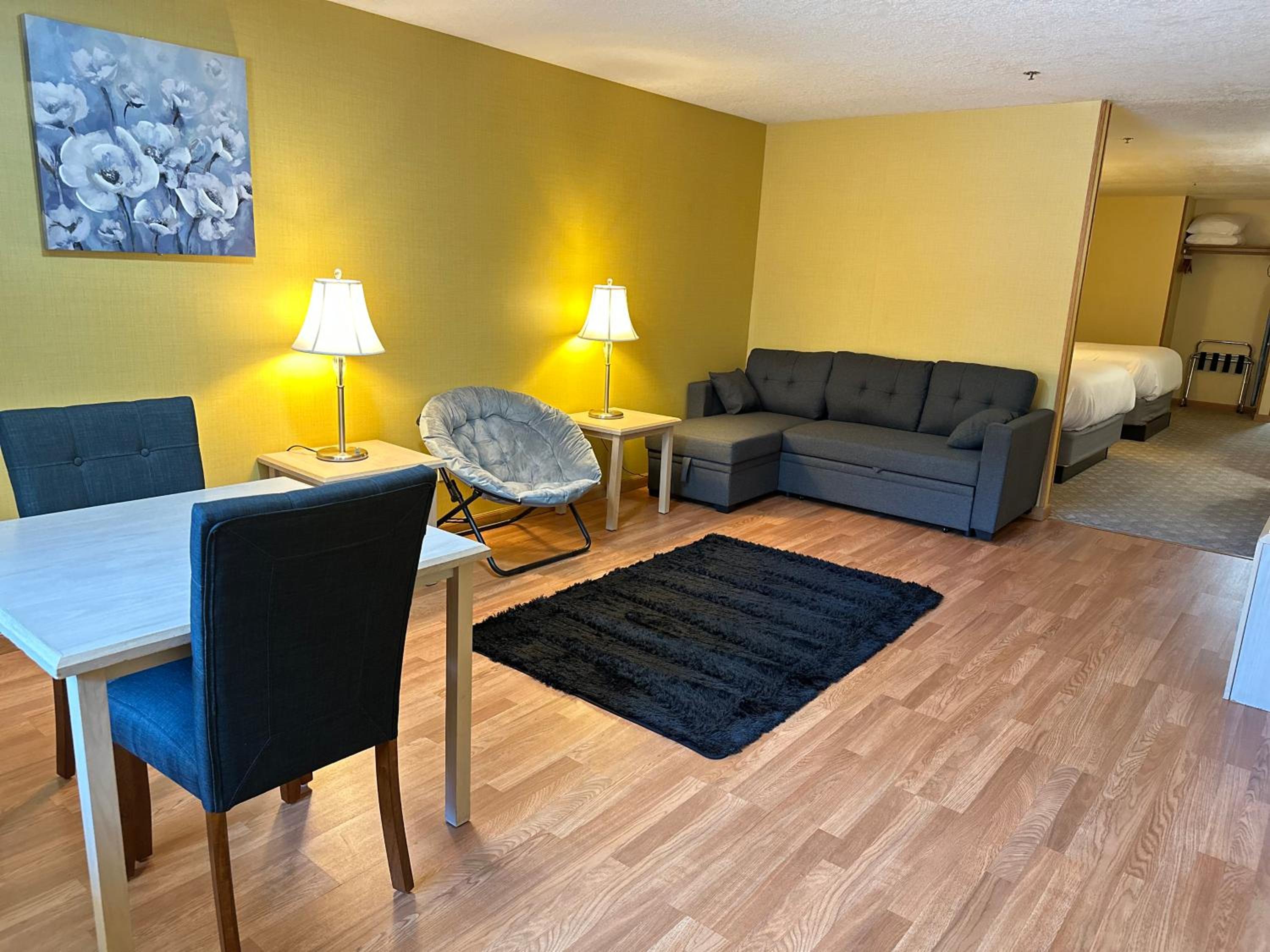 Deluxe Family Suite - Photo 23