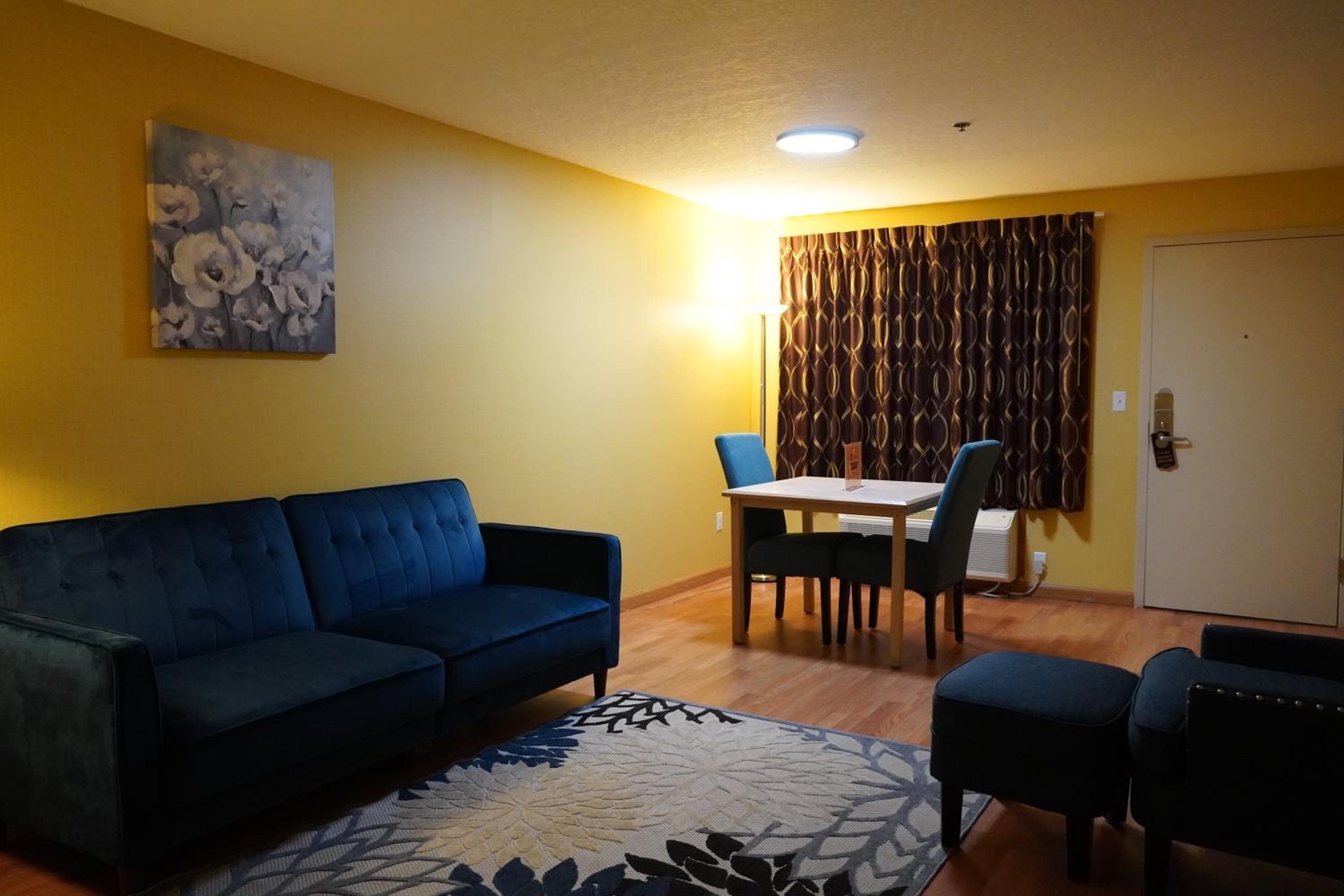 Deluxe Family Suite - Photo 13