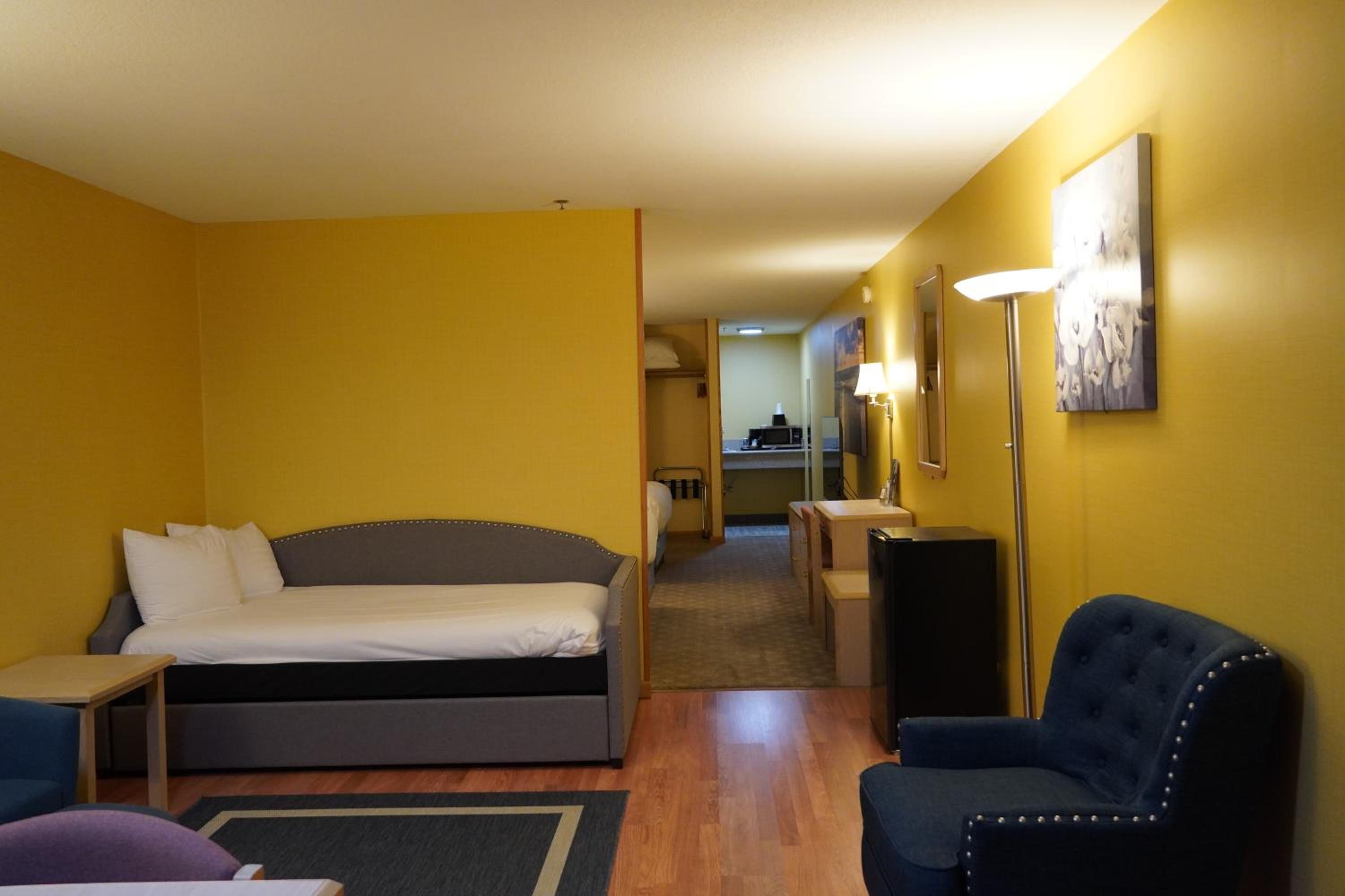 Deluxe Family Suite - Photo 14