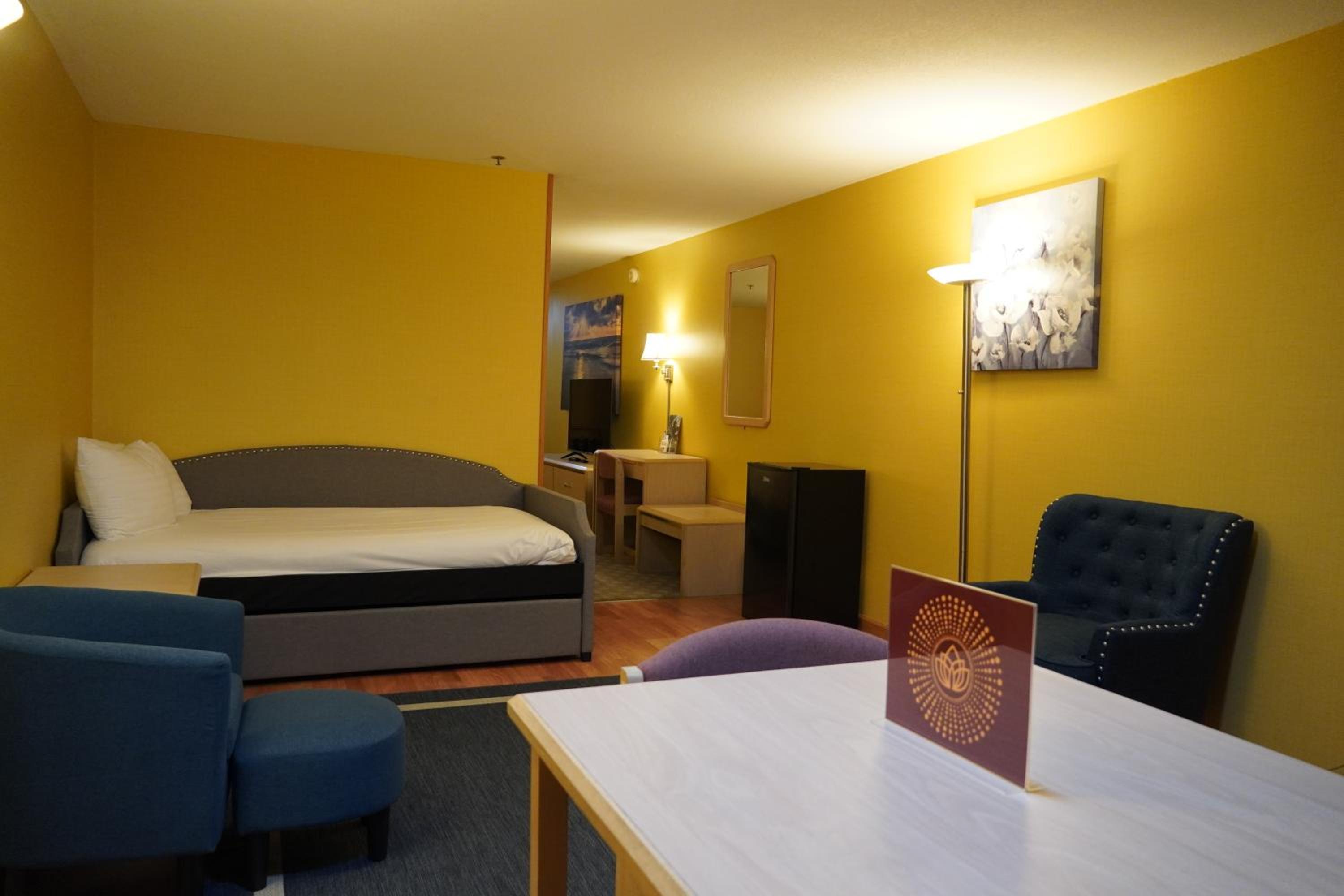 Deluxe Family Suite - Photo 15