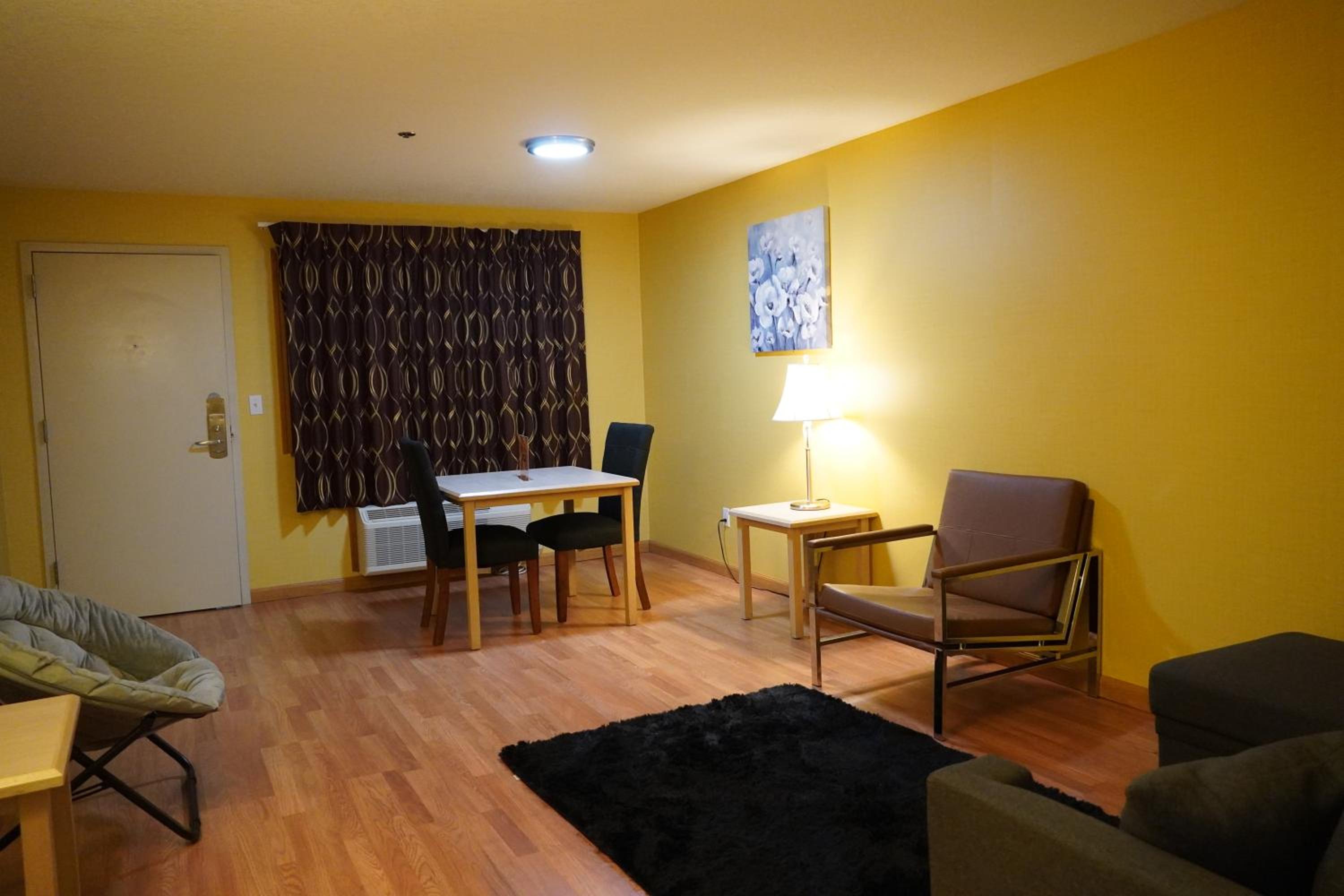 Deluxe Family Suite - Photo 16
