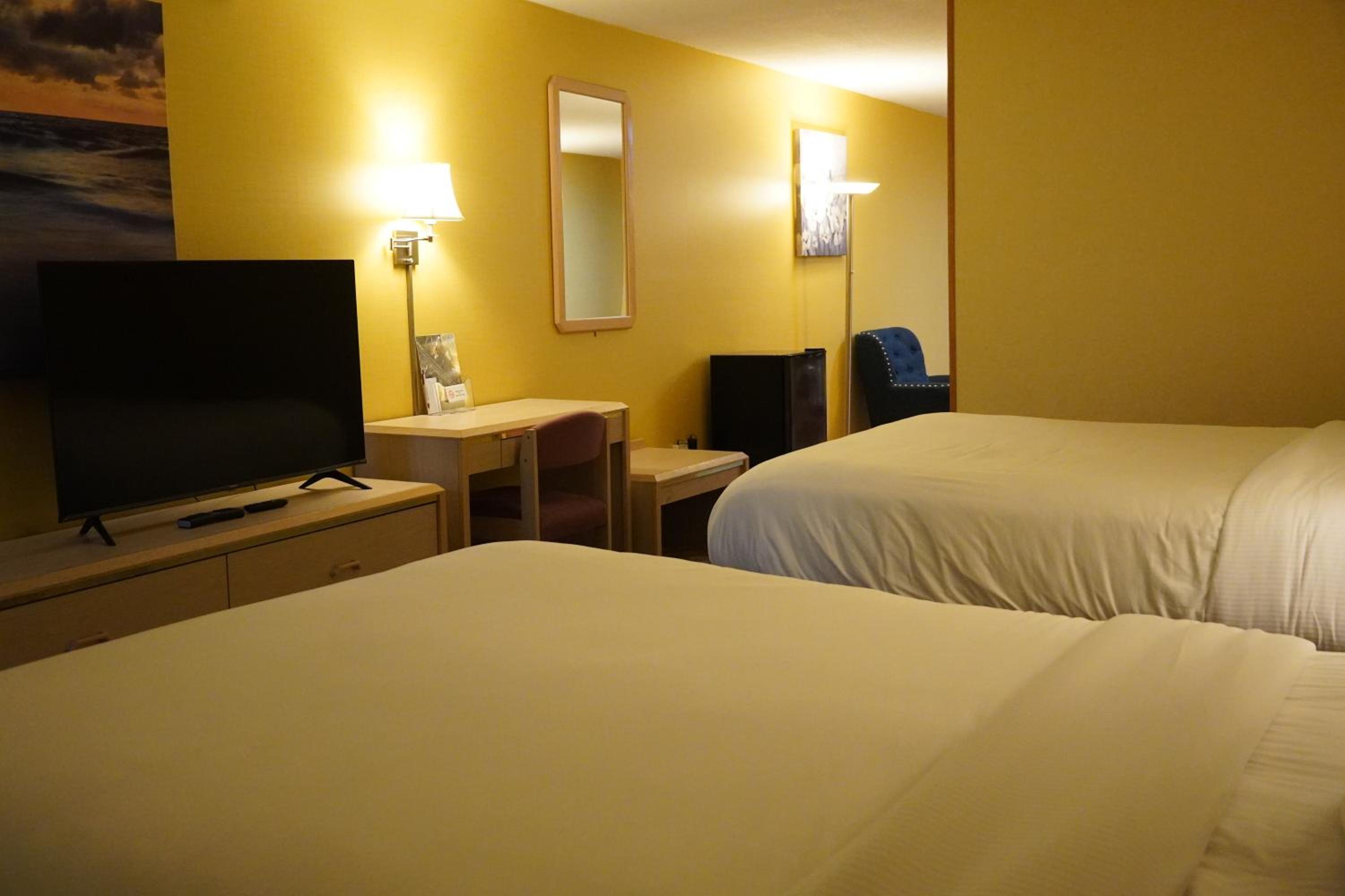 Deluxe Family Suite - Photo 32