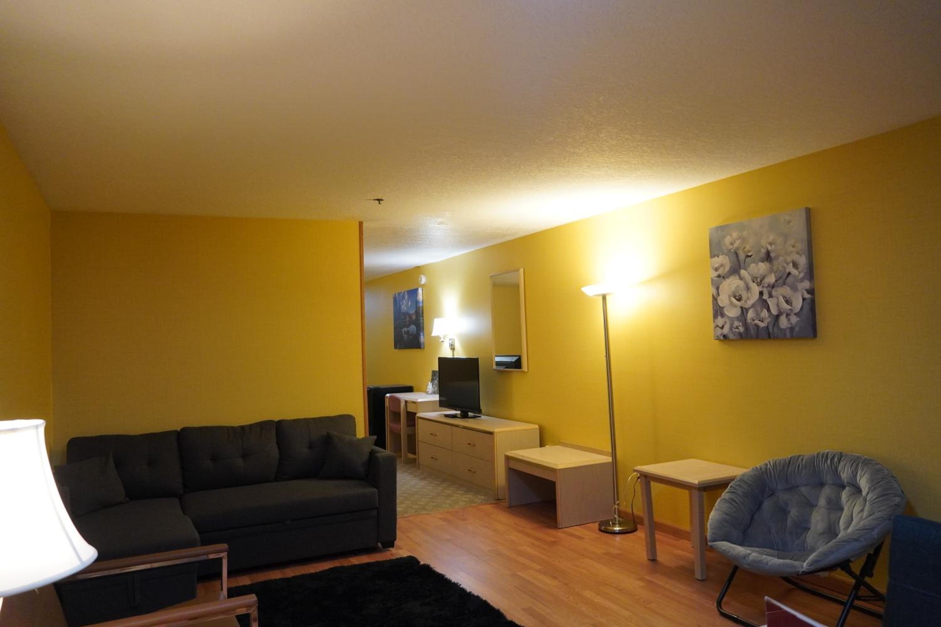 Deluxe Family Suite - Photo 9