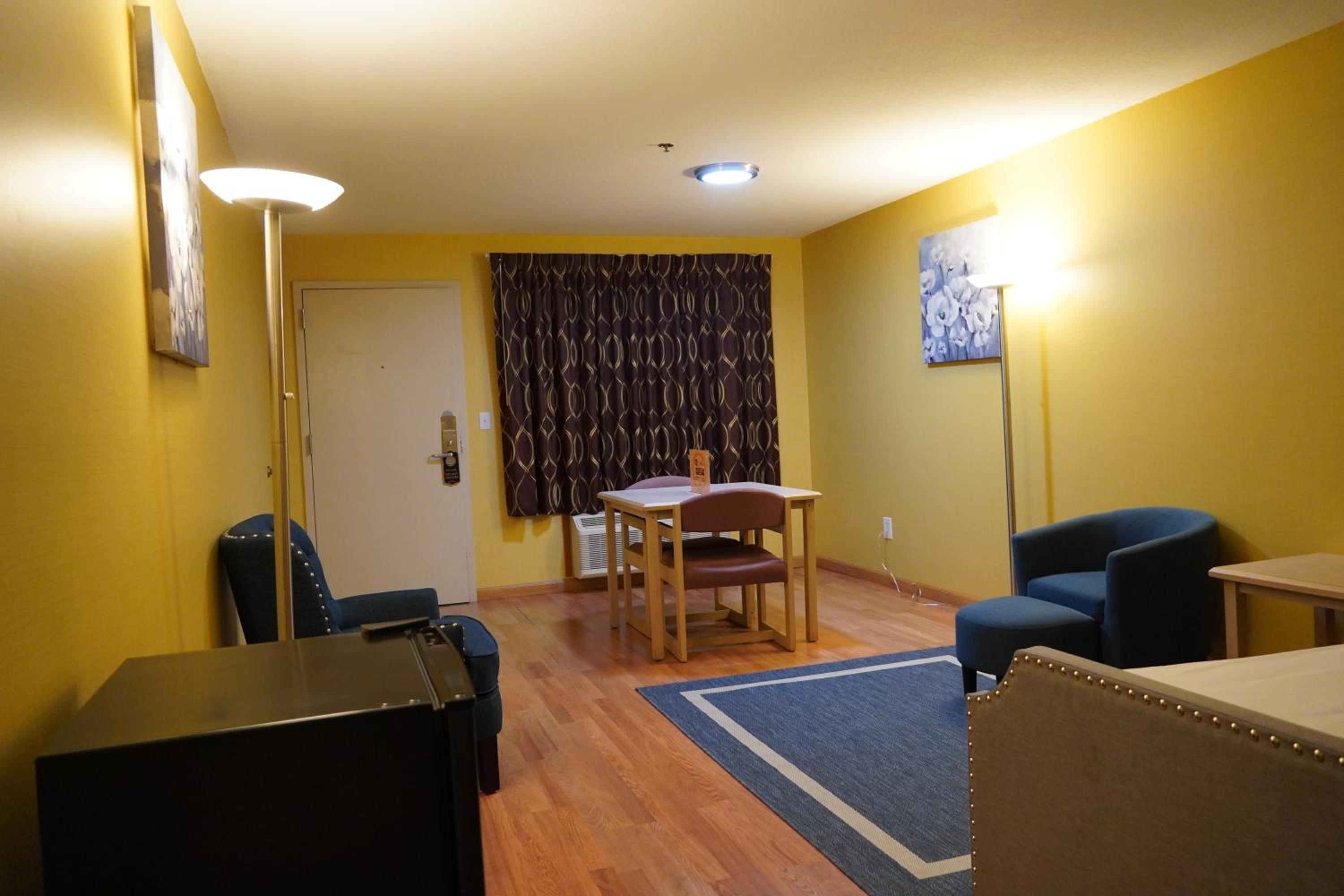 Deluxe Family Suite - Photo 10