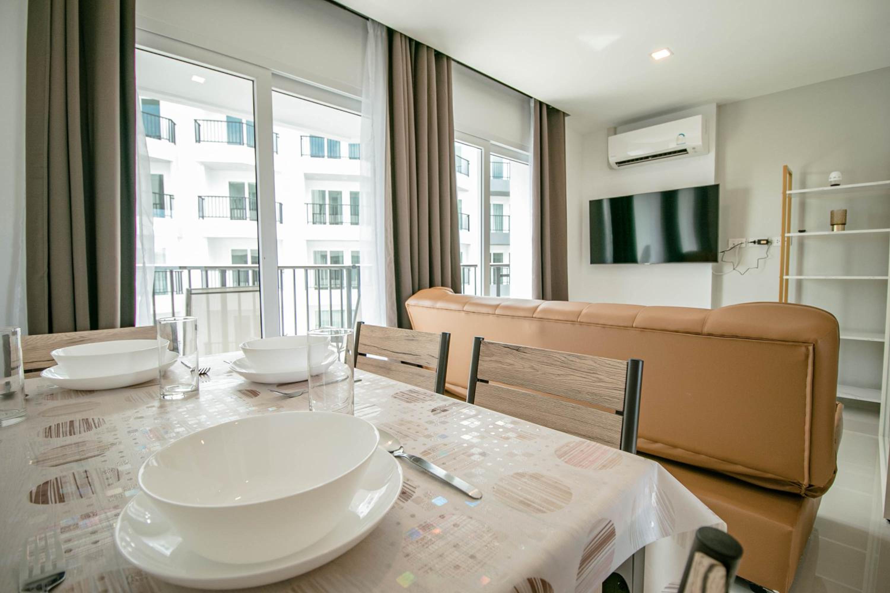 Apartment with Balcony - Photo 3