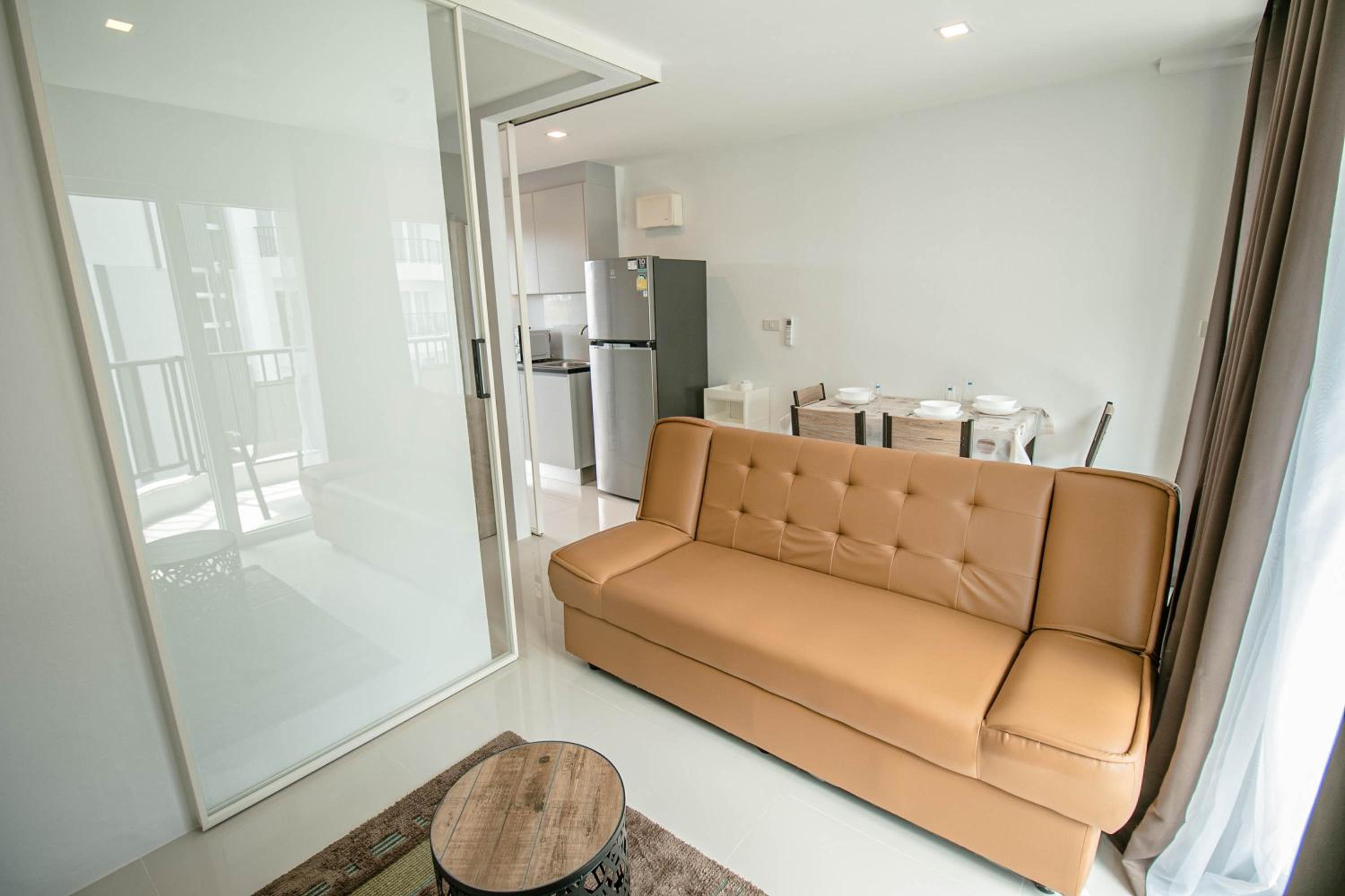Apartment with Balcony - Photo 4
