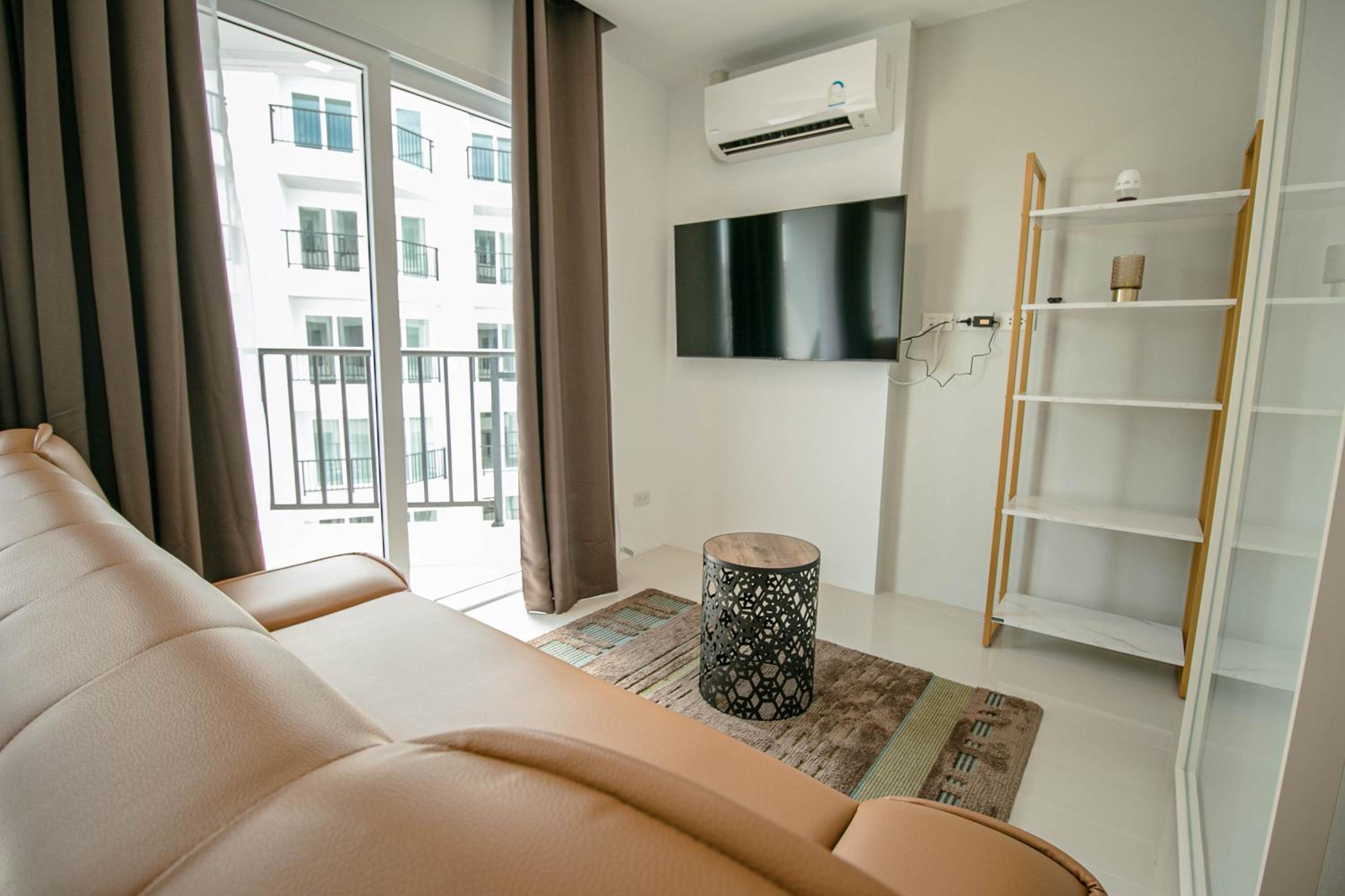 Apartment with Balcony - Photo 5
