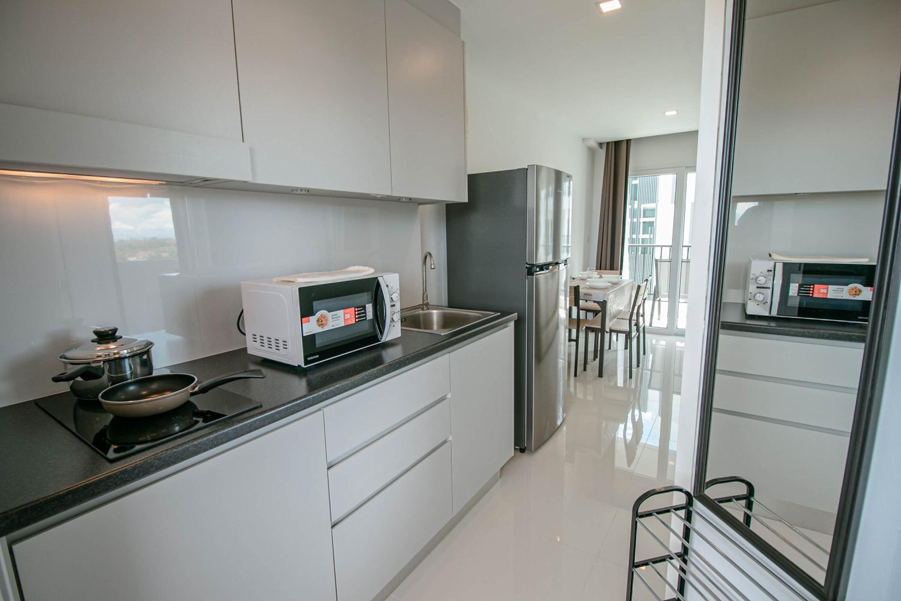 Apartment with Balcony - Photo 8