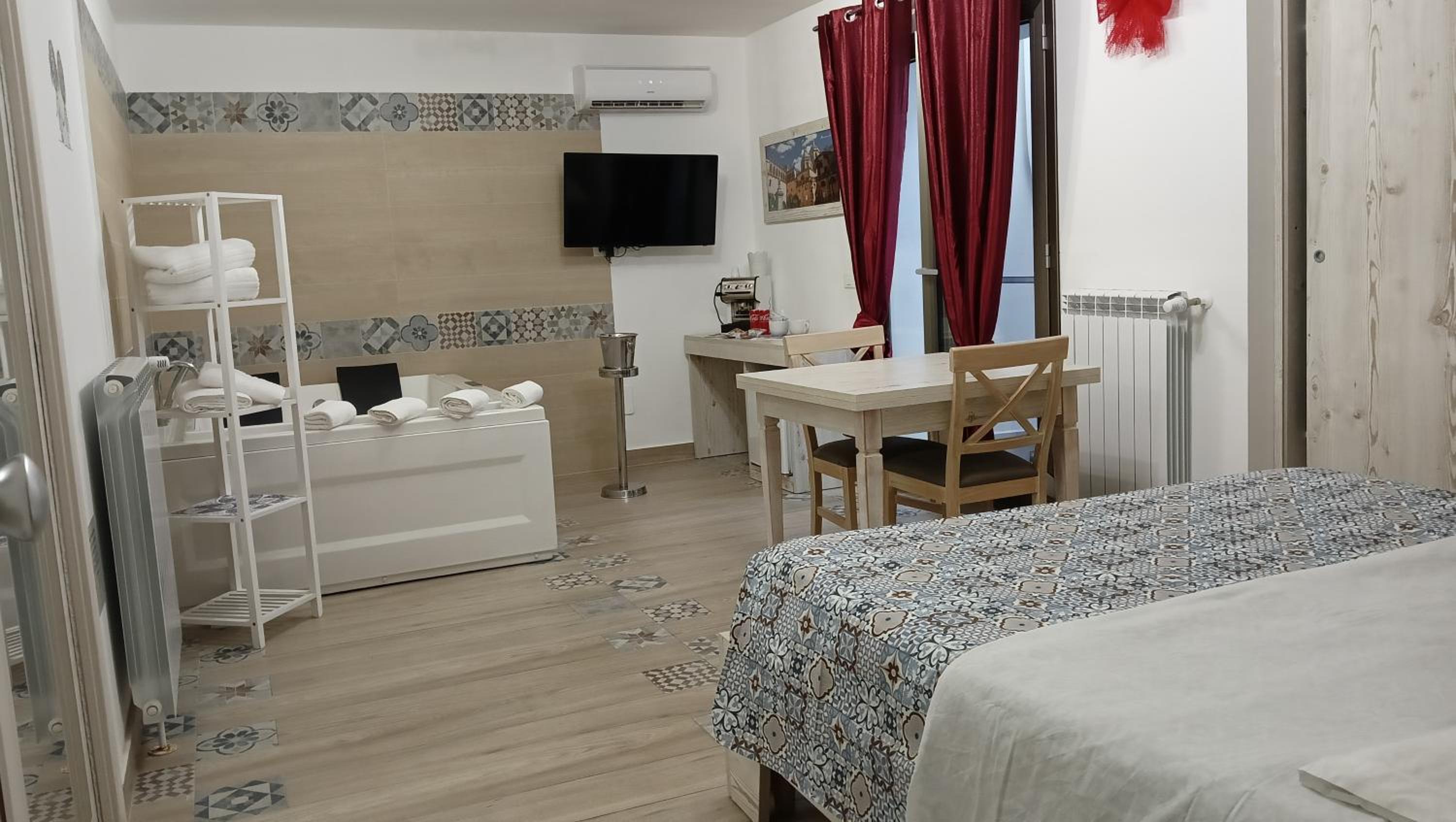 Deluxe Room - Photo 5