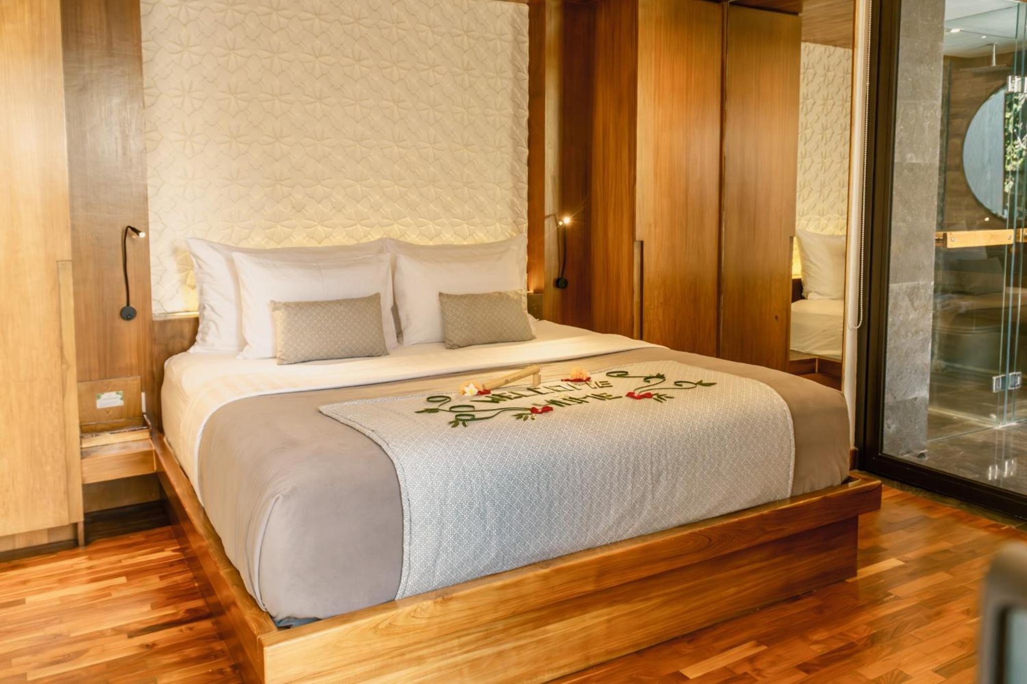 Grand One-Bedroom Villa with Private Pool & Floating Bathtub - Photo 16