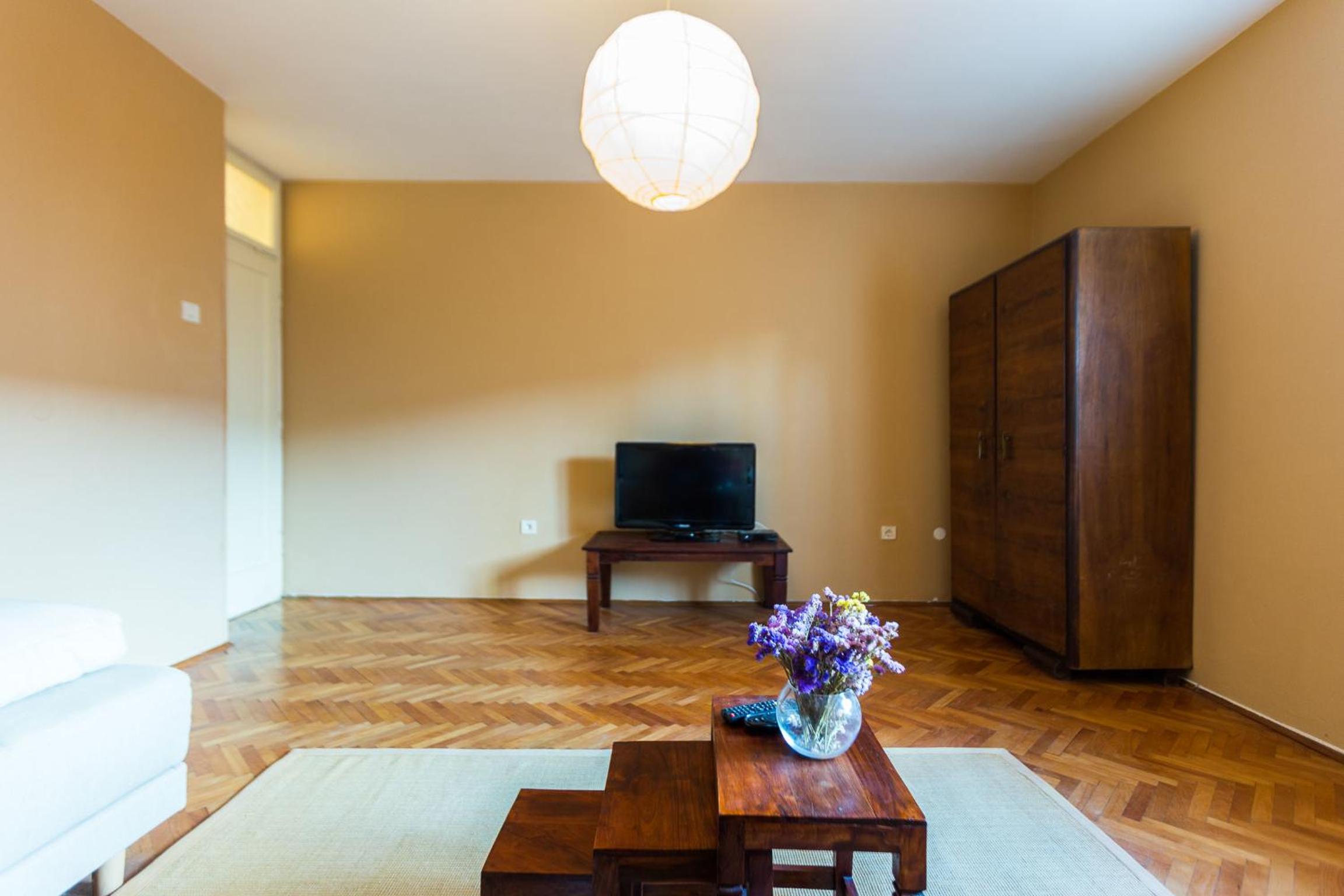 One-Bedroom Apartment - Photo 4