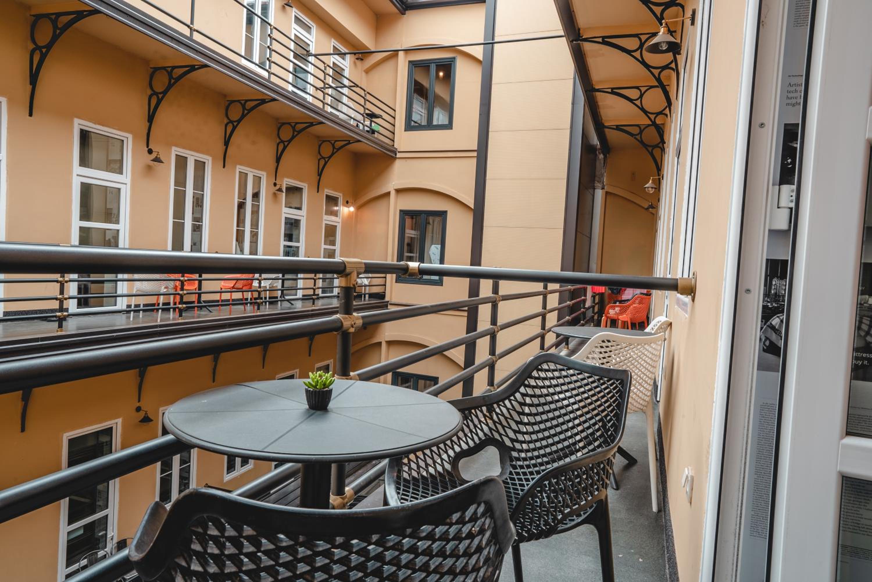 Standard Double or Twin Room with Balcony - Photo 8